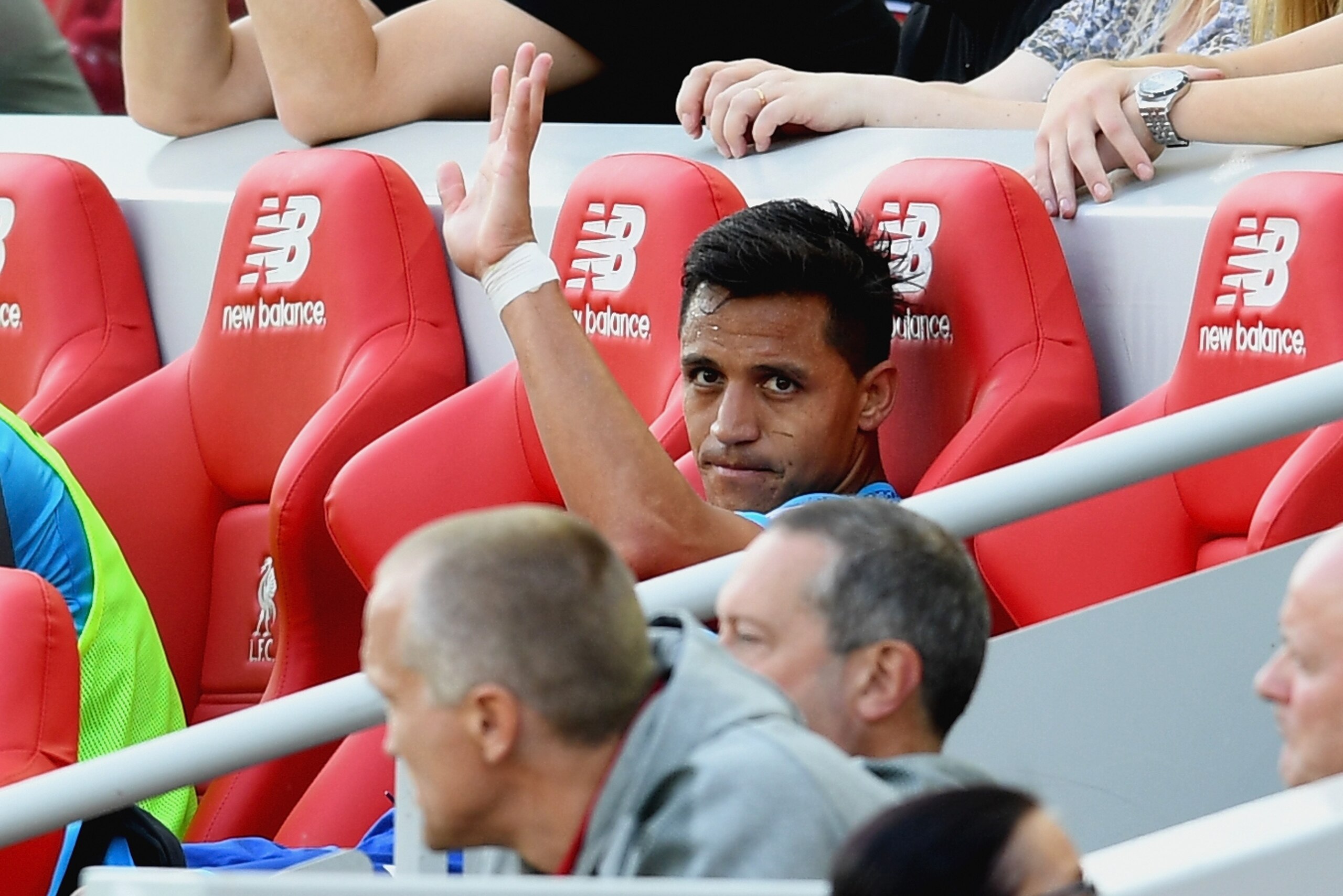 LIVERPOOL, ENGLAND - AUGUST 27: Alexis Sanchez of Arsenal waves after being subbed during the Premier League match between Liverpool and Arsenal at Anfield on August 27, 2017 in Liverpool, England. (Photo by Michael Regan/Getty Images) LIVERPOOL, ENGLAND - AUGUST 27: Alexis Sanchez of Arsenal waves after being subbed during the Premier League match between Liverpool and Arsenal at Anfield on August 27, 2017 in Liverpool, England. (Photo by Michael Regan/Getty Images)