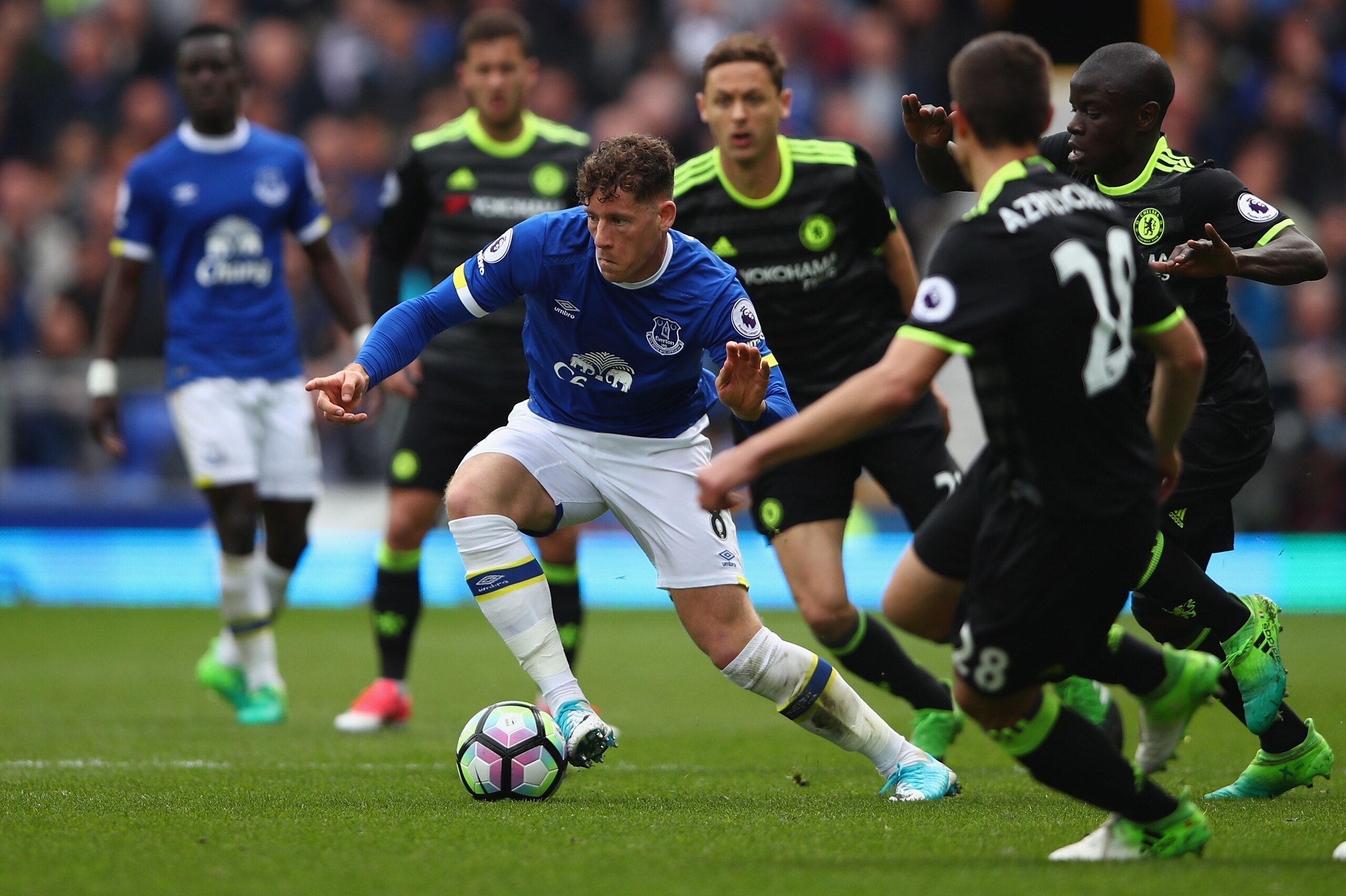LIVERPOOL, ENGLAND - APRIL 30:  Ross Barkley of Everton attempts to move forward with the ball during the Premier League match between Everton and Chelsea at Goodison Park on April 30, 2017 in Liverpool, England.  (Photo by Clive Brunskill/Getty Images)