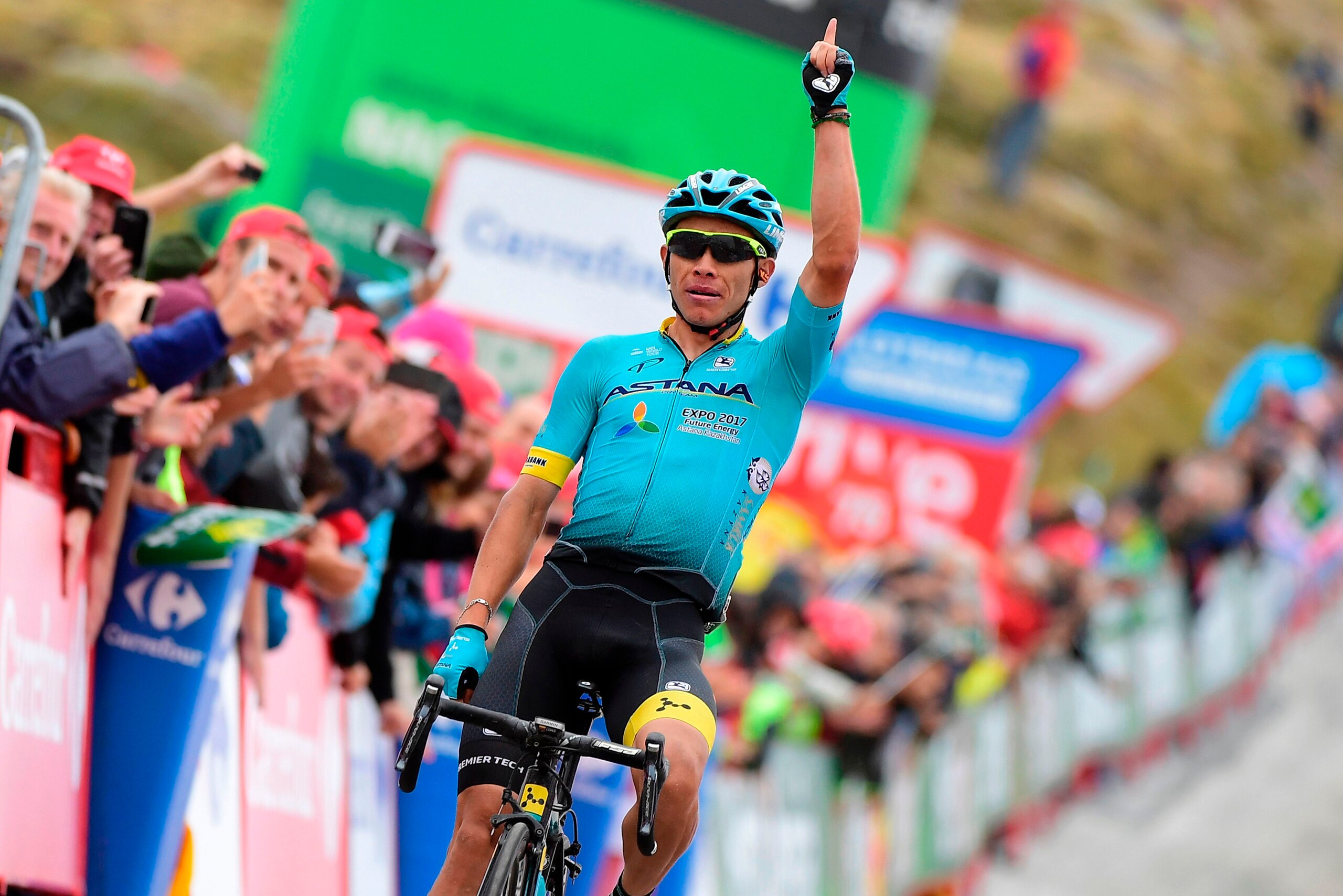 Astana's Colombian Miguel Angel Lopez celebrates while crossing the finish line after winning the 11th stage during the 72nd edition of 'La Vuelta' Tour of Spain cycling race, a 187,50 km route between Lorca to Calar Alto on August 30, 2017. / AFP PHOTO / Astana's Colombian Miguel Angel Lopez celebrates while crossing the finish line after winning the 11th stage during the 72nd edition of 'La Vuelta' Tour of Spain cycling race, a 187,50 km route between Lorca to Calar Alto on August 30, 2017. / AFP PHOTO /