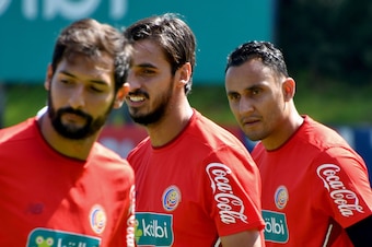 (L-R) Costa Rican players Celso Borges, Bryan Ruiz and goalkeeper Keylor Navas attend a training session at the Proyecto Gol sport complex in San Rafael de Alajuela, Costa Rica, on August 30, 2017 ahead of their September 1 FIFA World Cup qualifier footba