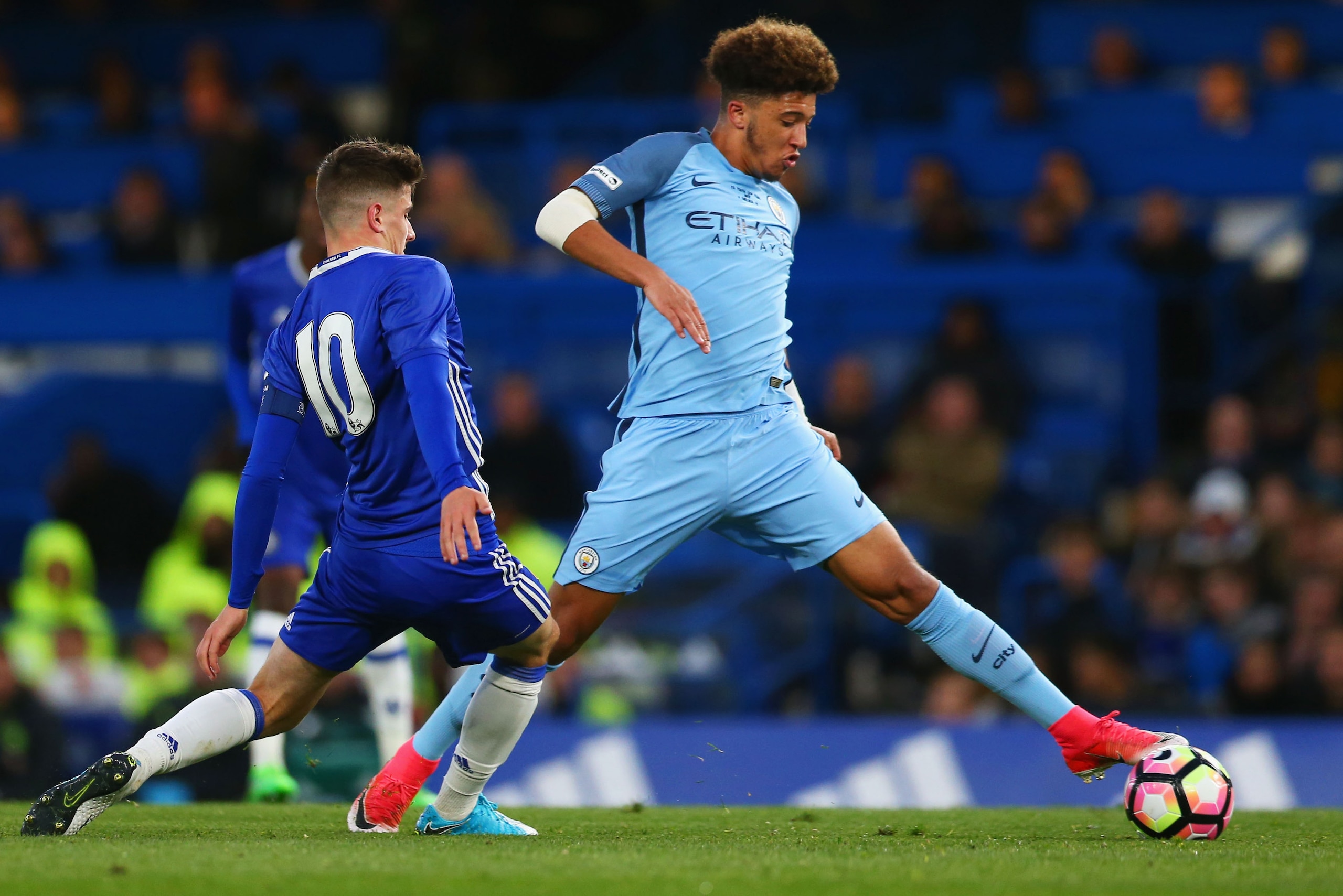 LONDON, ENGLAND - APRIL 26:  Jadon Sancho of Manchester City and Mason Mount of Chelsea in action during the FA Youth Cup Final, second leg between Chelsea and Mancherster City at Stamford Bridge on April 26, 2017 in London, England.  (Photo by Steve Bard