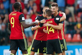 Belgium's Thomas Meunier (R) celebrates with his teammates after scoring during the 2018 FIFA World Cup qualifying football match between Belgium and Gibraltar, at the Dufrasne Stadium, on August 31, 2017 in Sclessin, outside Liege.  / AFP PHOTO / BELGA /
