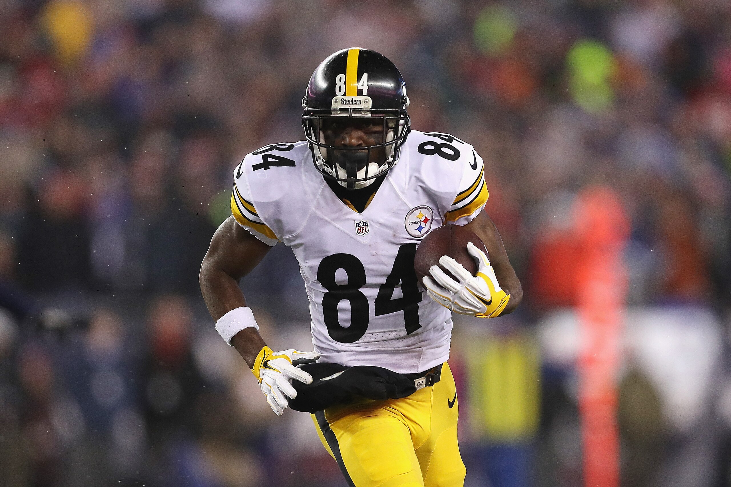 FOXBORO, MA - JANUARY 22:  Antonio Brown #84 of the Pittsburgh Steelers runs with the ball against the New England Patriots in the AFC Championship Game at Gillette Stadium on January 22, 2017 in Foxboro, Massachusetts.  (Photo by Patrick Smith/Getty Imag
