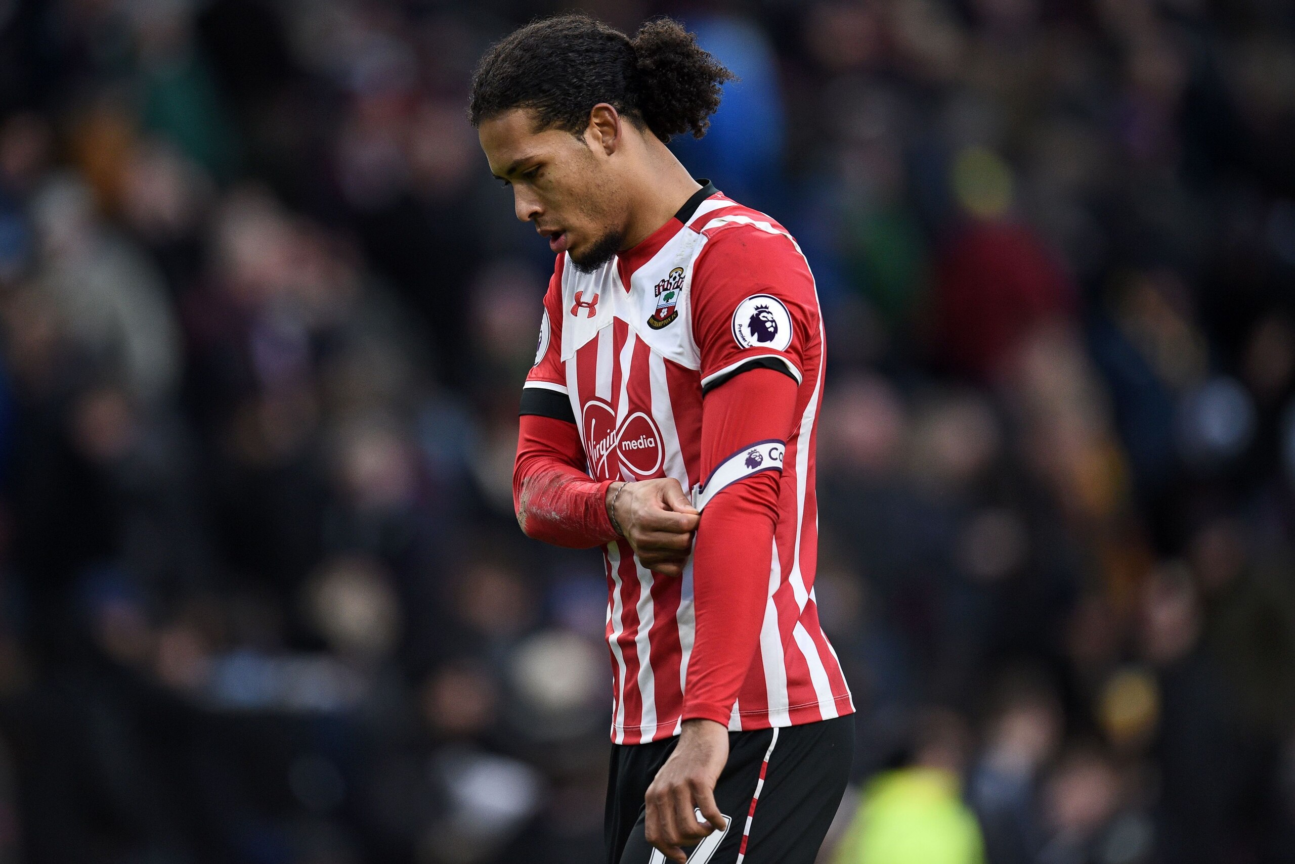 Southampton's Dutch defender Virgil van Dijk walks from the pitch at half time in the English Premier League football match between Burnley and Southampton at Turf Moor in Burnley, north west England on January 14, 2017. / AFP / Oli SCARFF / RESTRICTED TO Southampton's Dutch defender Virgil van Dijk walks from the pitch at half time in the English Premier League football match between Burnley and Southampton at Turf Moor in Burnley, north west England on January 14, 2017. / AFP / Oli SCARFF / RESTRICTED TO