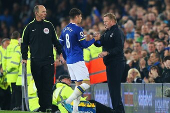 LIVERPOOL, ENGLAND - MAY 12: Ross Barkley of Everton shakes hands with Ronald Koeman, Manager of Everton as he is subbed off during the Premier League match between Everton and Watford at Goodison Park on May 12, 2017 in Liverpool, England.  (Photo by Ale