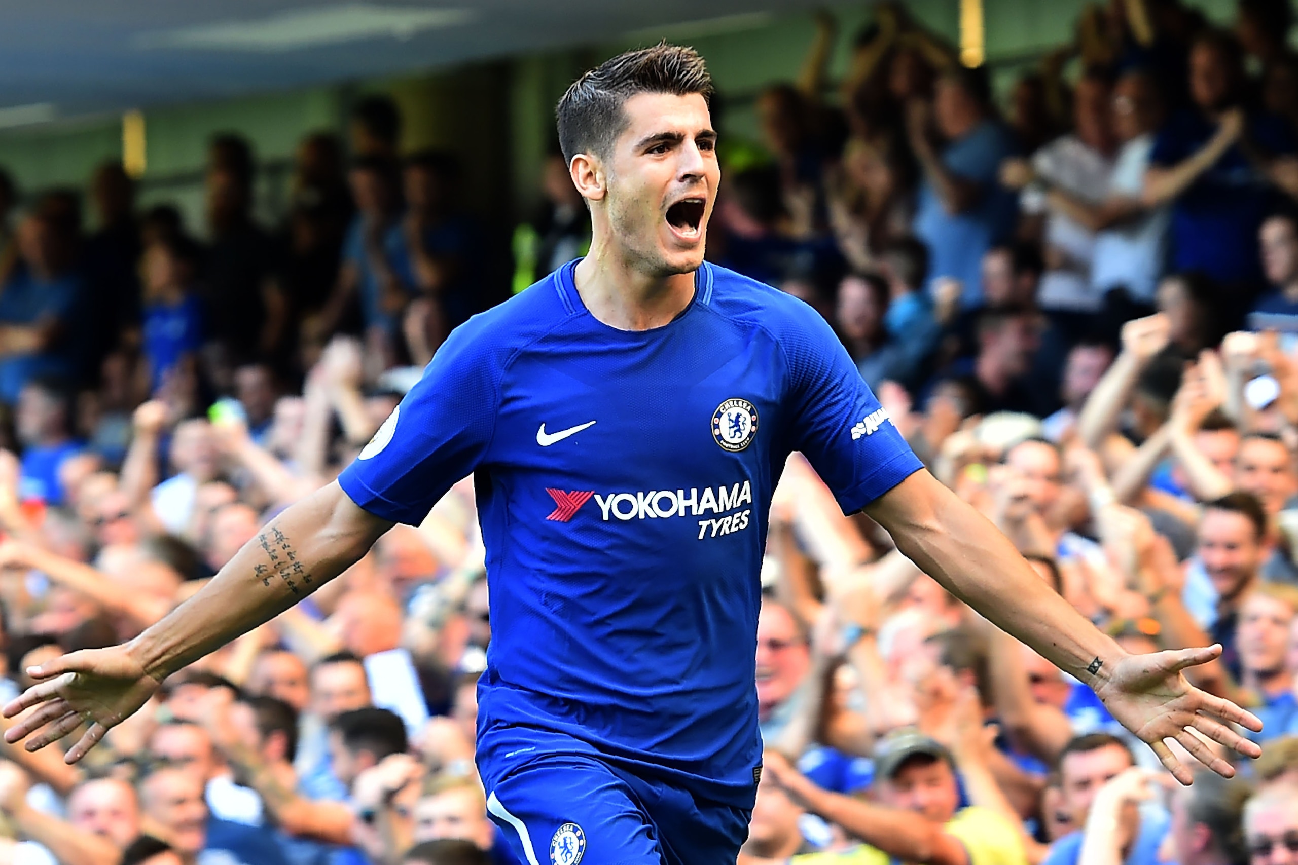 Chelsea's Spanish striker Alvaro Morata celebrates scoring his team's second goal during the English Premier League football match between Chelsea and Everton at Stamford Bridge in London on August 27, 2017. / AFP PHOTO / Glyn KIRK / RESTRICTED TO EDITORI