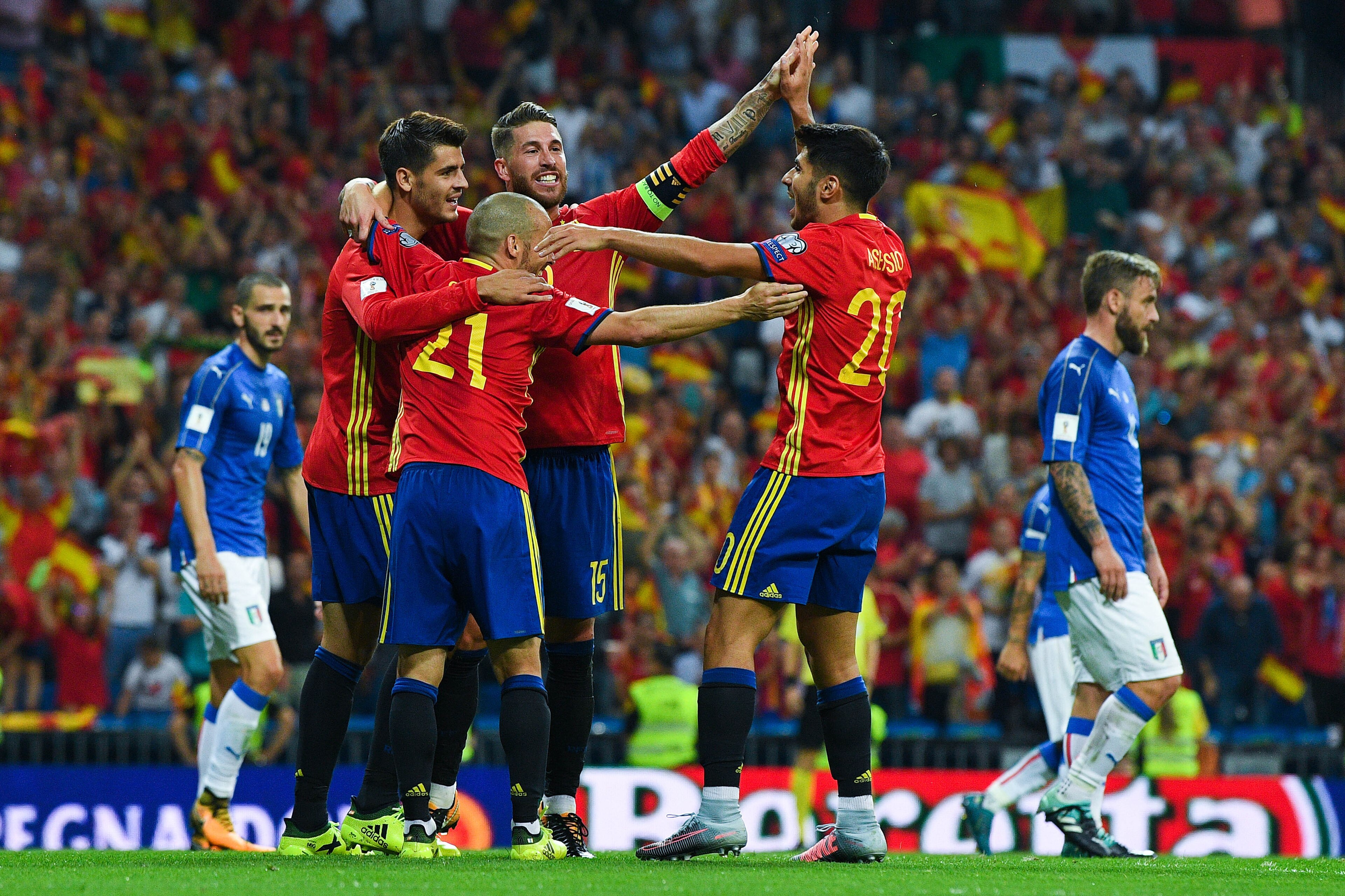 MADRID, SPAIN - SEPTEMBER 02:  Alvaro Morata of Spain (L) celebrates with his team mates David Silva (2ndL) Sergio Ramos (C) and Marco Asensio of Spain after scoring his team's third goal during the FIFA 2018 World Cup Qualifier between Spain and Italy at