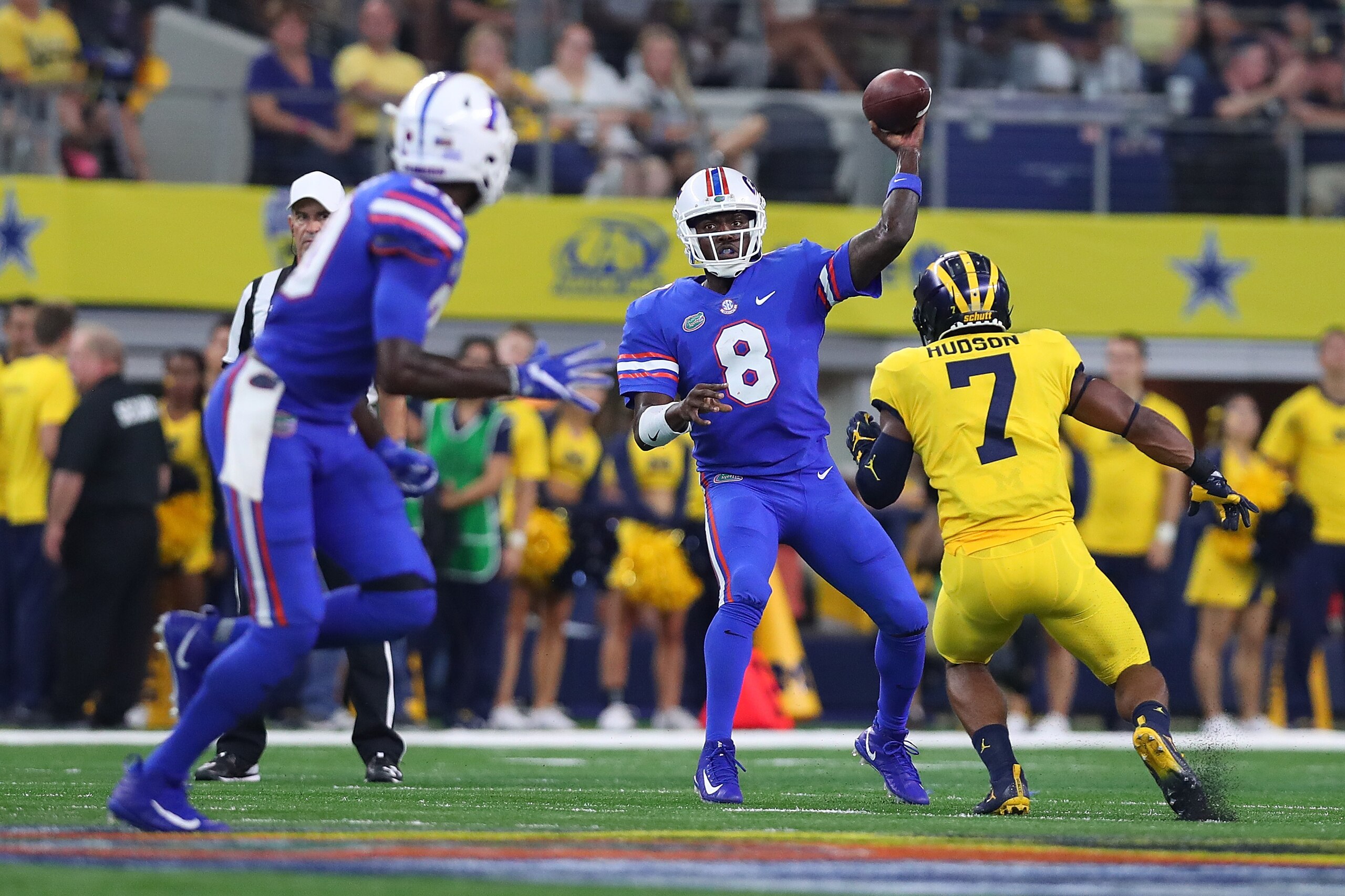 ARLINGTON, TX - SEPTEMBER 02:  Malik Zaire #8 of the Florida Gators looks for an open reciever against the Michigan Wolverines in the second half of a game at AT&T Stadium on September 2, 2017 in Arlington, Texas.  (Photo by Tom Pennington/Getty Images)