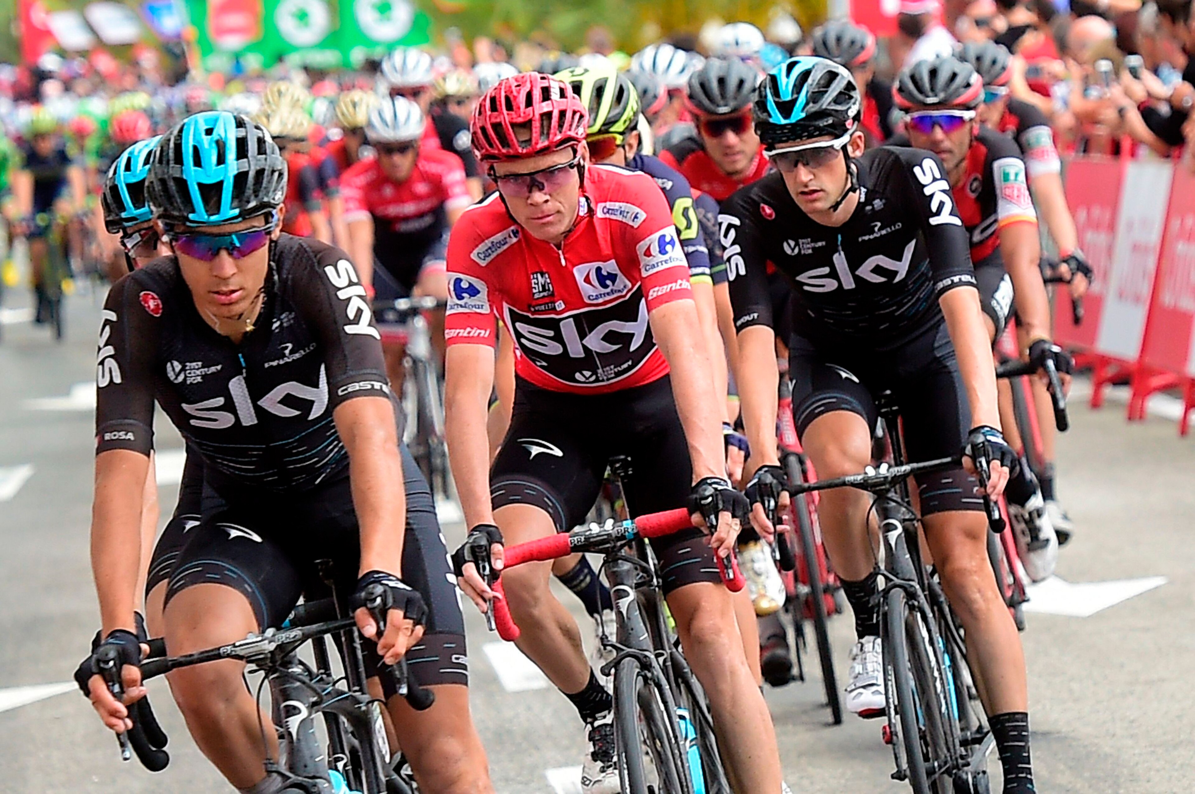 Sky's British cyclist Christopher Froome (C) rides during the 10th stage of the 72nd edition of 'La Vuelta' Tour of Spain cycling race, a 164,8 km route between Caravaca to Alhama de Murcia, on August 29, 2017. / AFP PHOTO / JOSE JORDAN        (Photo cred