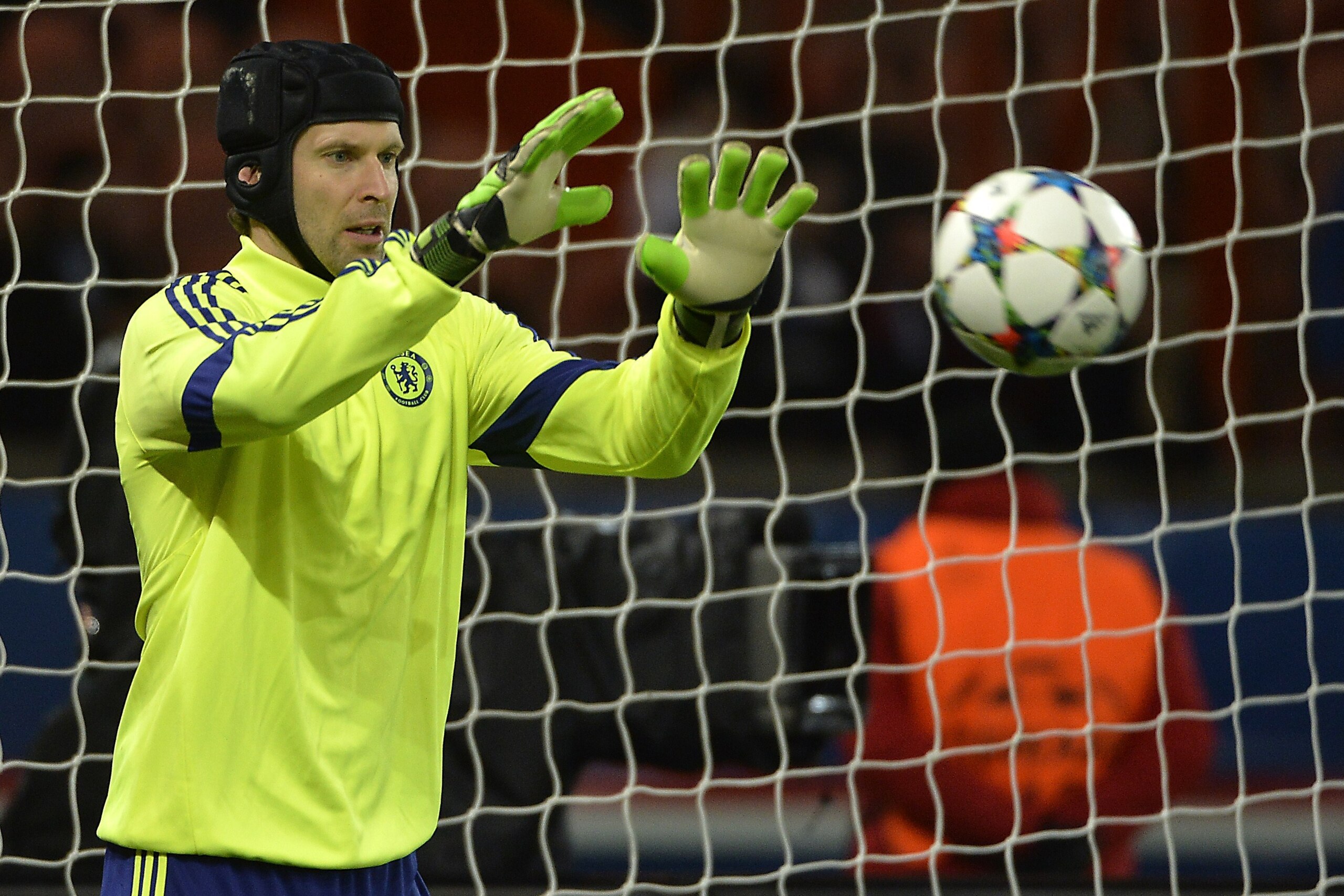 Chelsea's Czech goalkeeper Petr Cech warms up ahead of the UEFA Champions League round of 16 football match between Paris Saint-Germain (PSG) and Chelsea at the Parc des Princes stadium in Paris on February 17, 2015.  AFP PHOTO / MIGUEL MEDINA        (Pho