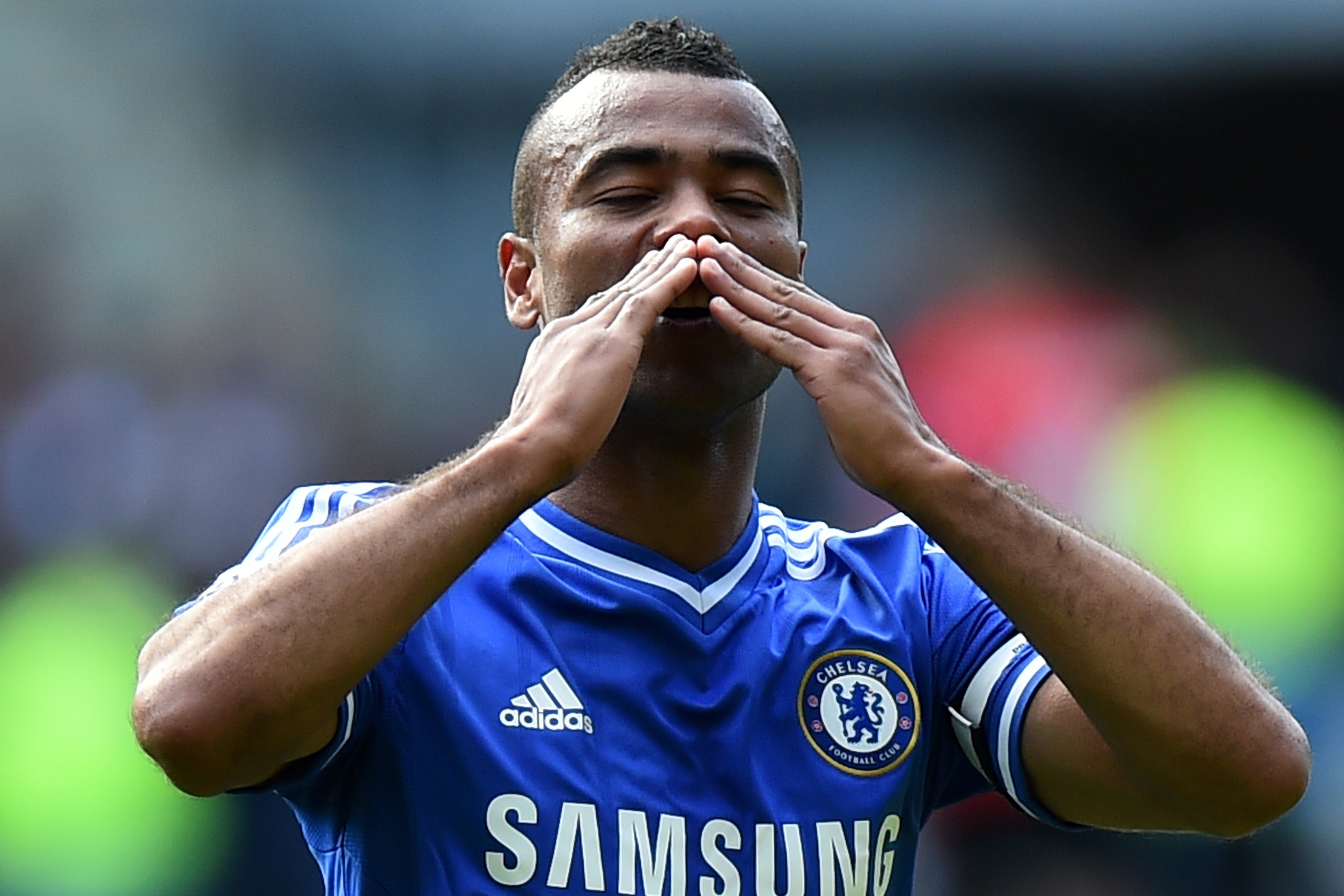 Chelsea's English defender Ashley Cole gestures to Chelsea fans following the English Premier League football match between Cardiff City and Chelsea at the Cardiff City Stadium in Cardiff on May 11, 2014.  Chelsea won 2-1. AFP PHOTO/BEN STANSALL - RESTRIC
