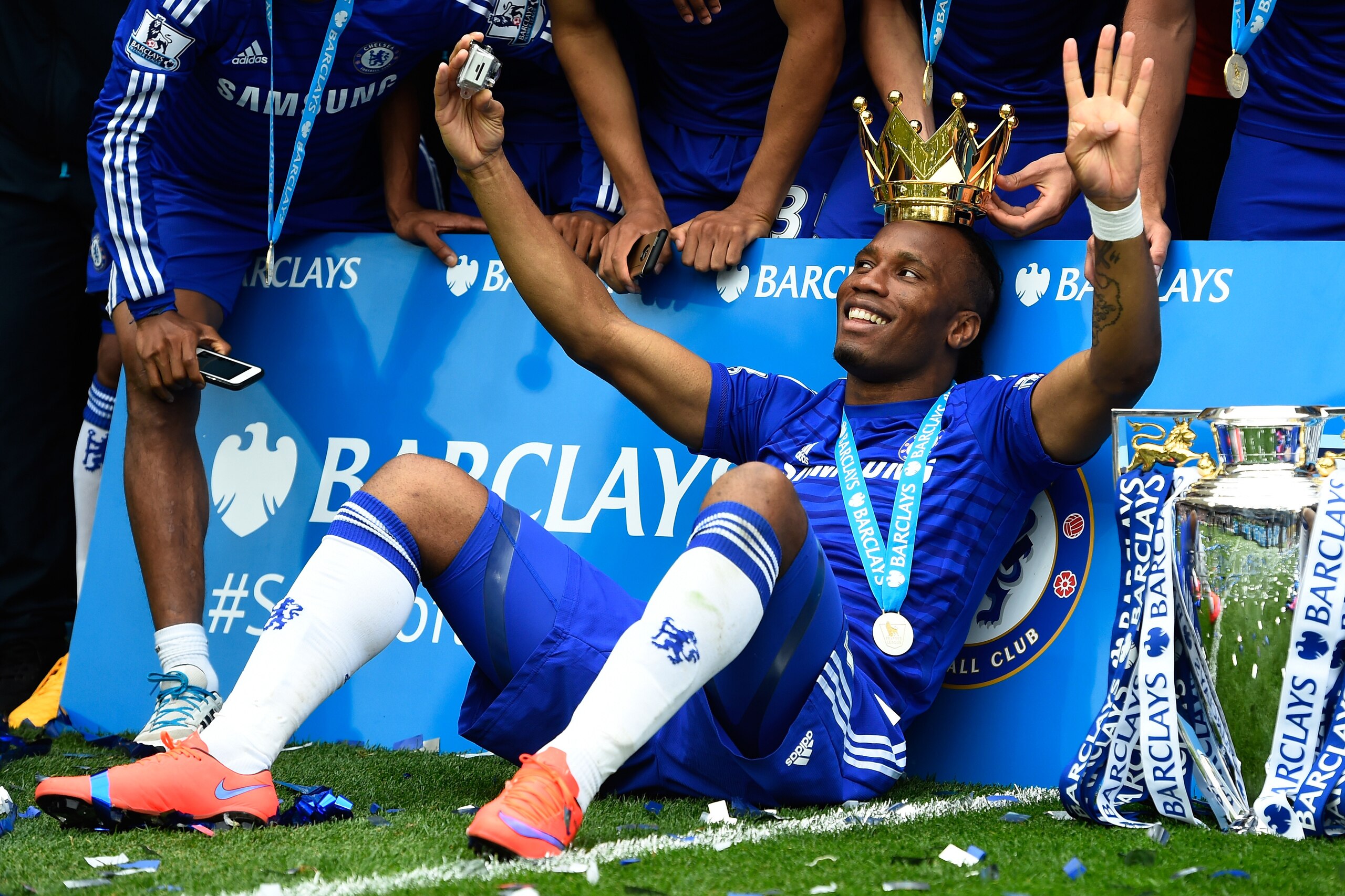 LONDON, ENGLAND - MAY 24:  Didier Drogba of Chelsea celebrates with team mates and the trophy  after the Barclays Premier League match between Chelsea and Sunderland at Stamford Bridge on May 24, 2015 in London, England. Chelsea were crowned Premier Leagu