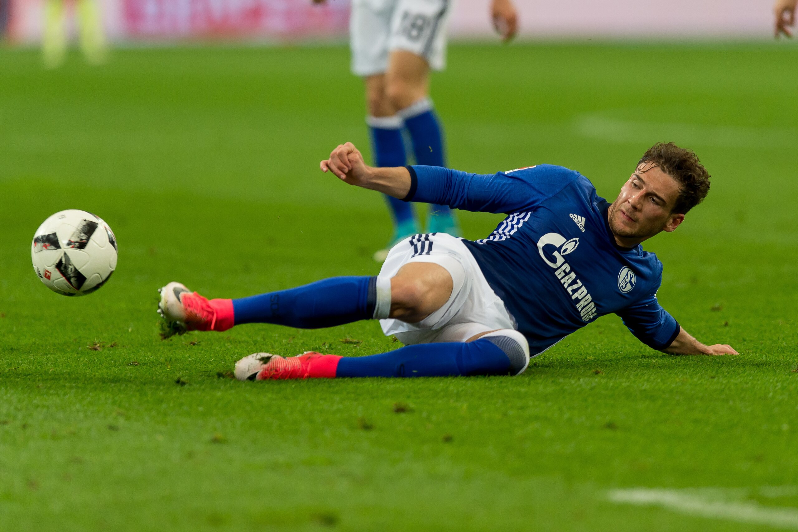 GELSENKIRCHEN, GERMANY - MAY 13: Leon Goretzka of Schalke controls the ball during to the Bundesliga match between FC Schalke 04 and Hamburger SV at Veltins-Arena on May 13, 2017 in Gelsenkirchen, Germany. (Photo by TF-Images/Getty Images)