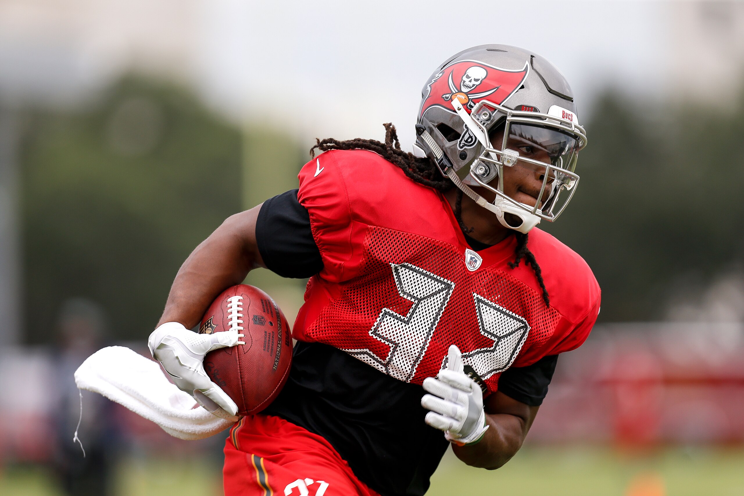 TAMPA, FL - JULY 30: Runningback Jacquizz Rogers #32 of the Tampa Bay Buccaneers works out during Training Camp at One Buc Place on July 30, 2017 in Tampa, Florida. (Photo by Don Juan Moore/Getty Images)