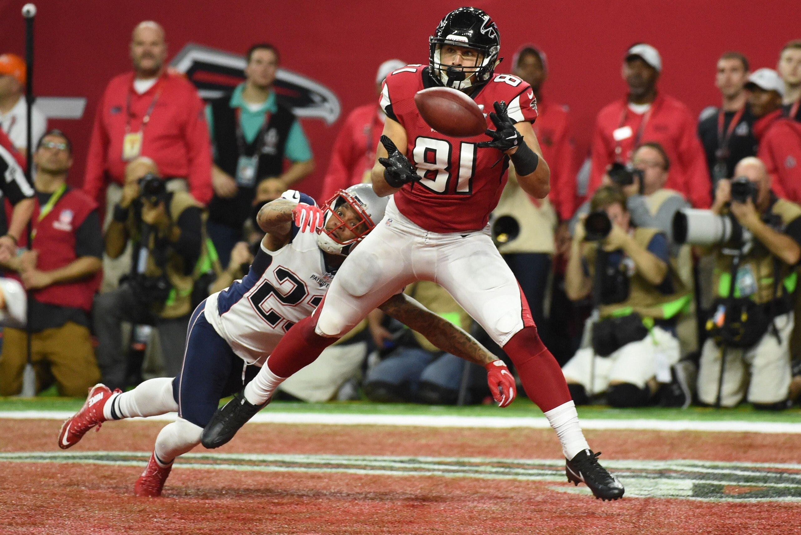 Austin Hooper #81 of the Atlanta Falcons catches a 19 yard touchdown against Patrick Chung #23 of the New England Patriots in the second quarter during Super Bowl 51 at NRG Stadium on February 5, 2017 in Houston, Texas.   / AFP / Timothy A. CLARY        (