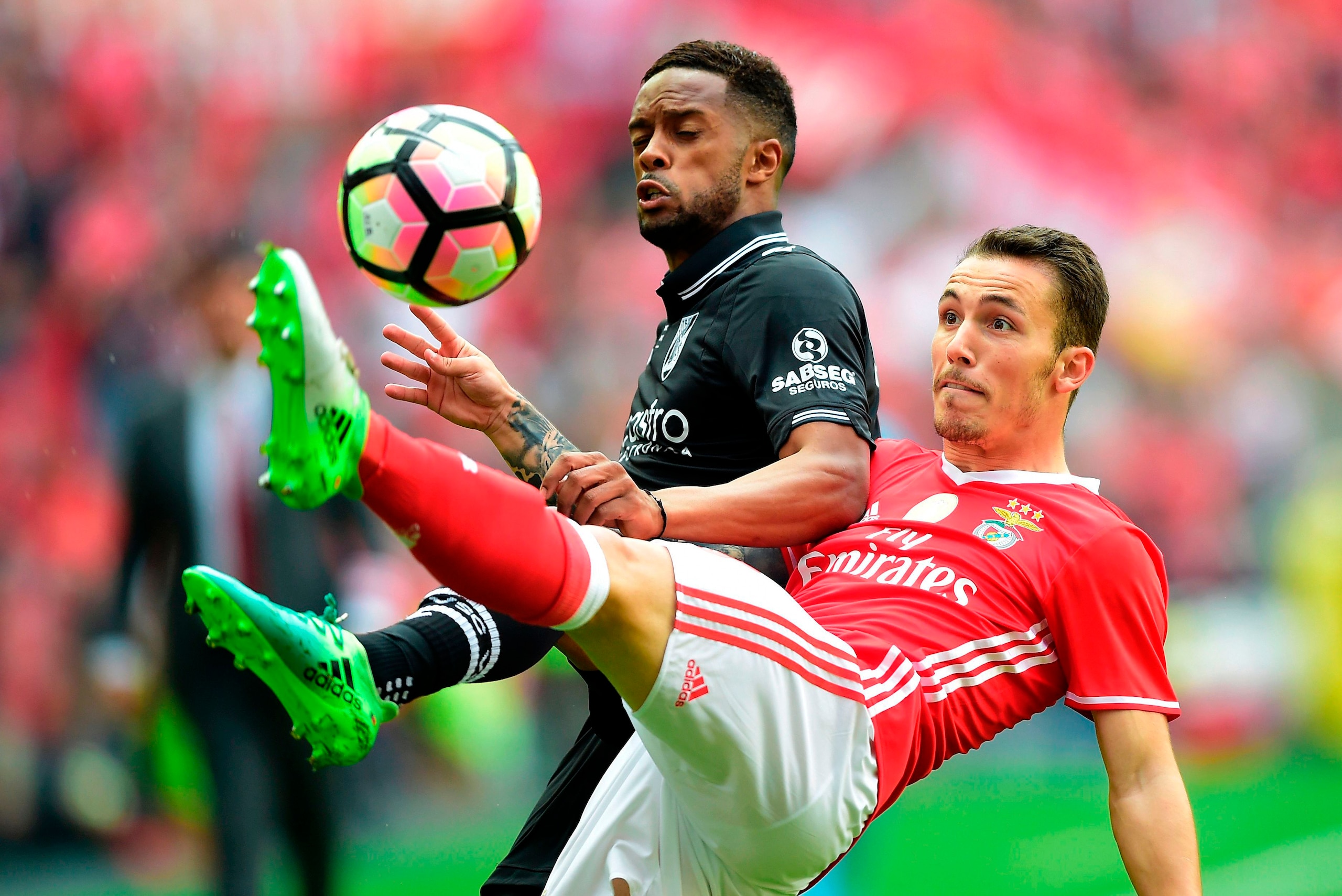 Benfica's Spanish defender Alex Grimaldo (L) vies with Vitoria Guimaraes' forward Hernani Fortes during the Portuguese league football match SL Benfica vs Vitoria Guimaraes SC at the Luz stadium in Lisbon on May 13, 2017. / AFP PHOTO / MIGUEL RIOPA Benfica's Spanish defender Alex Grimaldo (L) vies with Vitoria Guimaraes' forward Hernani Fortes during the Portuguese league football match SL Benfica vs Vitoria Guimaraes SC at the Luz stadium in Lisbon on May 13, 2017. / AFP PHOTO / MIGUEL RIOPA