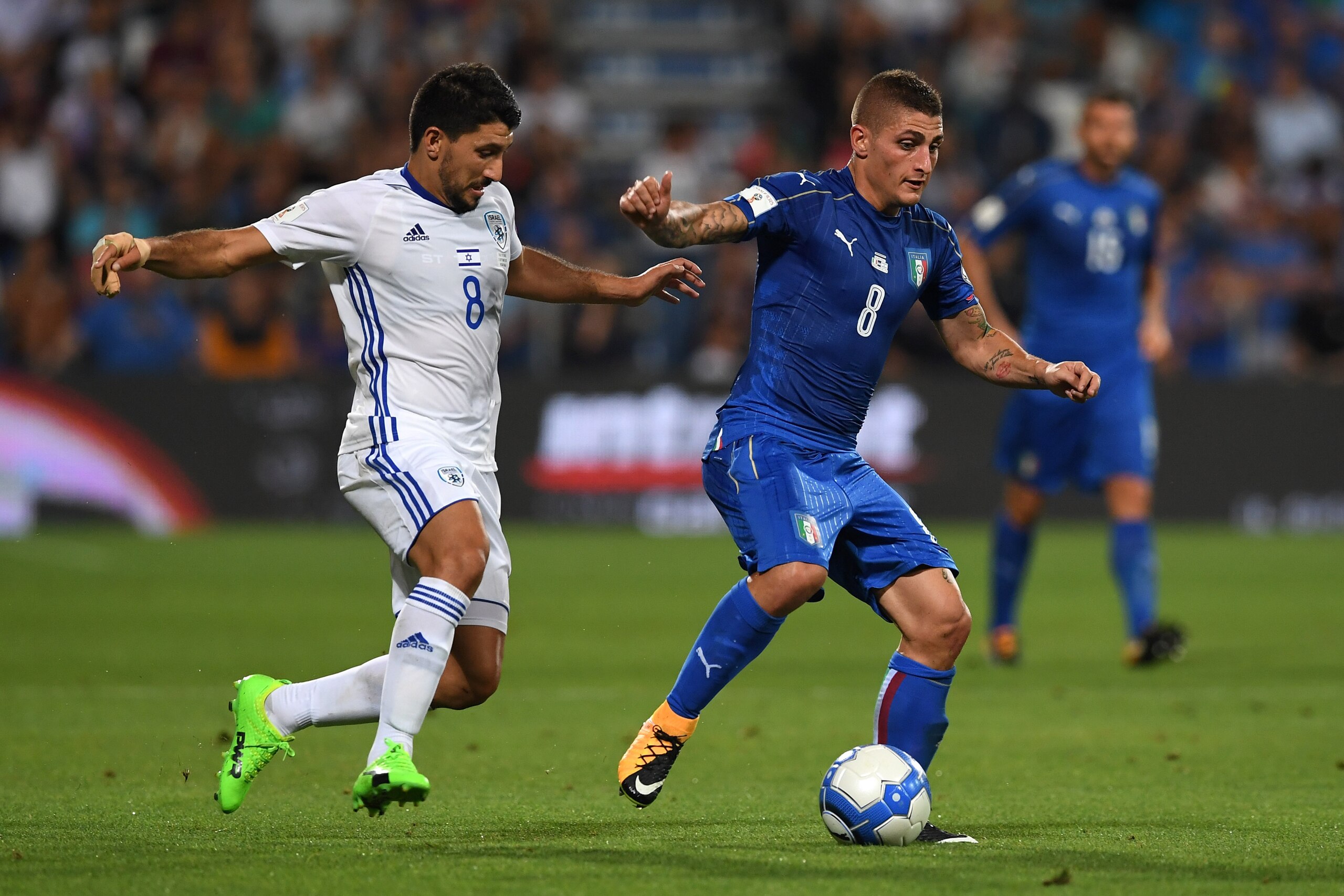 REGGIO NELL'EMILIA, ITALY - SEPTEMBER 05:  Marco Verratti of Italy (R) competes for the ball with Almog Cohen of Israel during the FIFA 2018 World Cup Qualifier between Italy and Israel at Mapei Stadium - Citta' del Tricolore on September 5, 2017 in Reggi