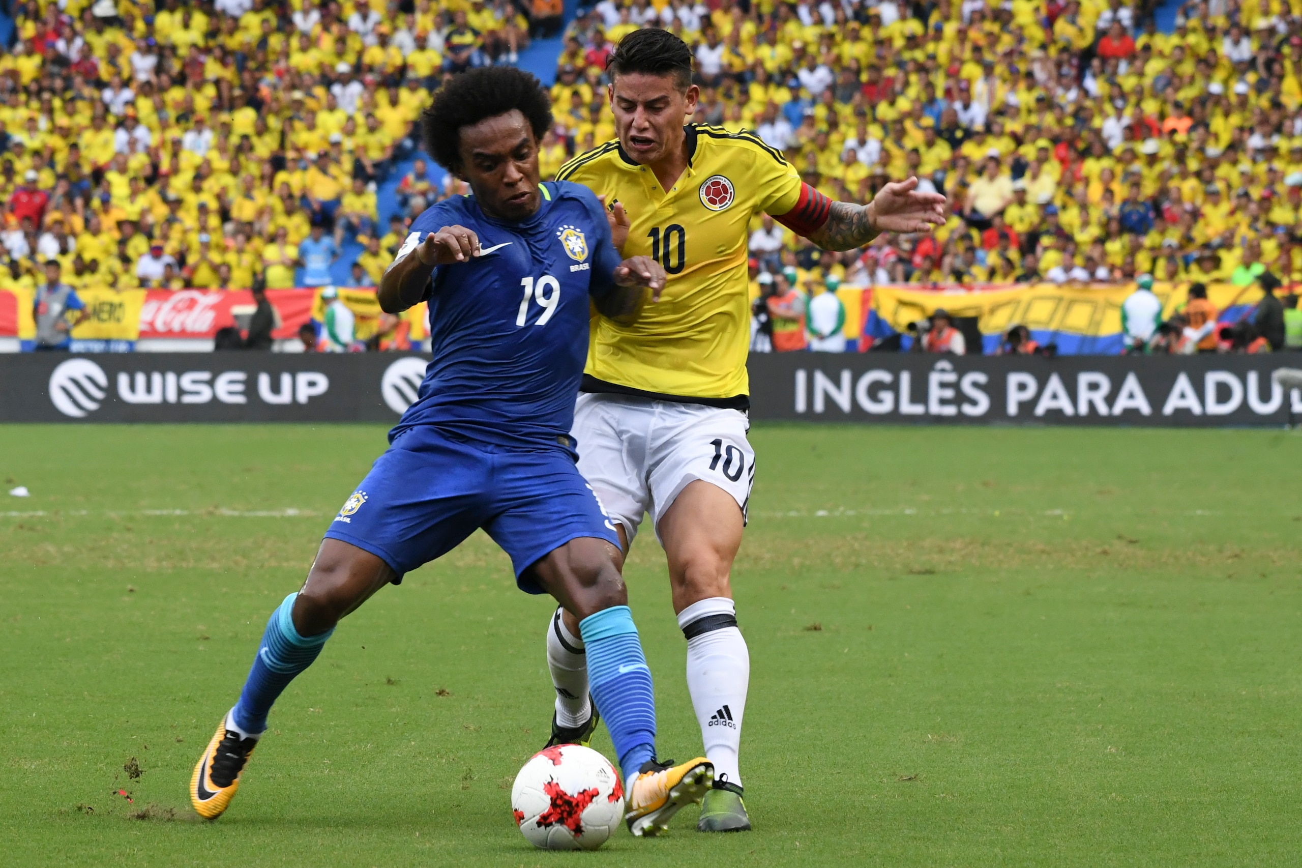 Brazil's Willian (L) vies for the ball with Colombia's James Rodriguez during their 2018 World Cup qualifier football match in Barranquilla, Colombia, on September 5, 2017. / AFP PHOTO / Luis Acosta        (Photo credit should read LUIS ACOSTA/AFP/Getty I