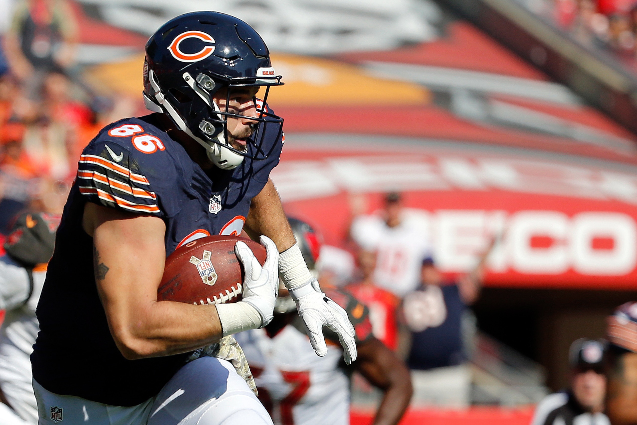 Nov 13, 2016; Tampa, FL, USA;  Chicago Bears tight end Zach Miller (86) runs with the ball against the Tampa Bay Buccaneers during the first half at Raymond James Stadium. Mandatory Credit: Kim Klement-USA TODAY Sports