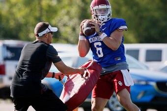 Lincoln Riley harasses Oklahoma QB Baker Mayfield during a passing drill.