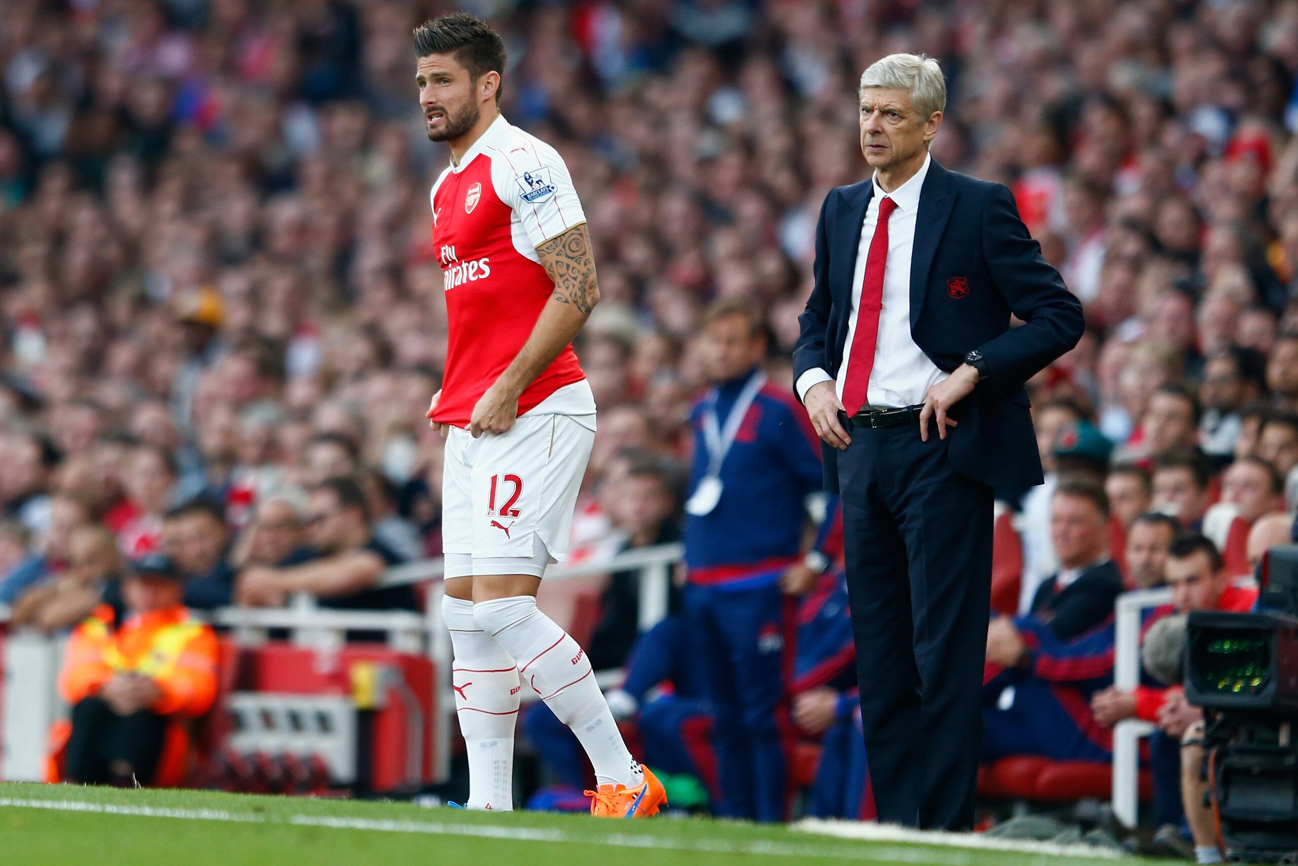 LONDON, ENGLAND - OCTOBER 04:  Arsene Wenger manager of Arsenal and Olivier Giroud of Arsenal look on during the Barclays Premier League match between Arsenal and Manchester United at Emirates Stadium on October 4, 2015 in London, England.  (Photo by Juli