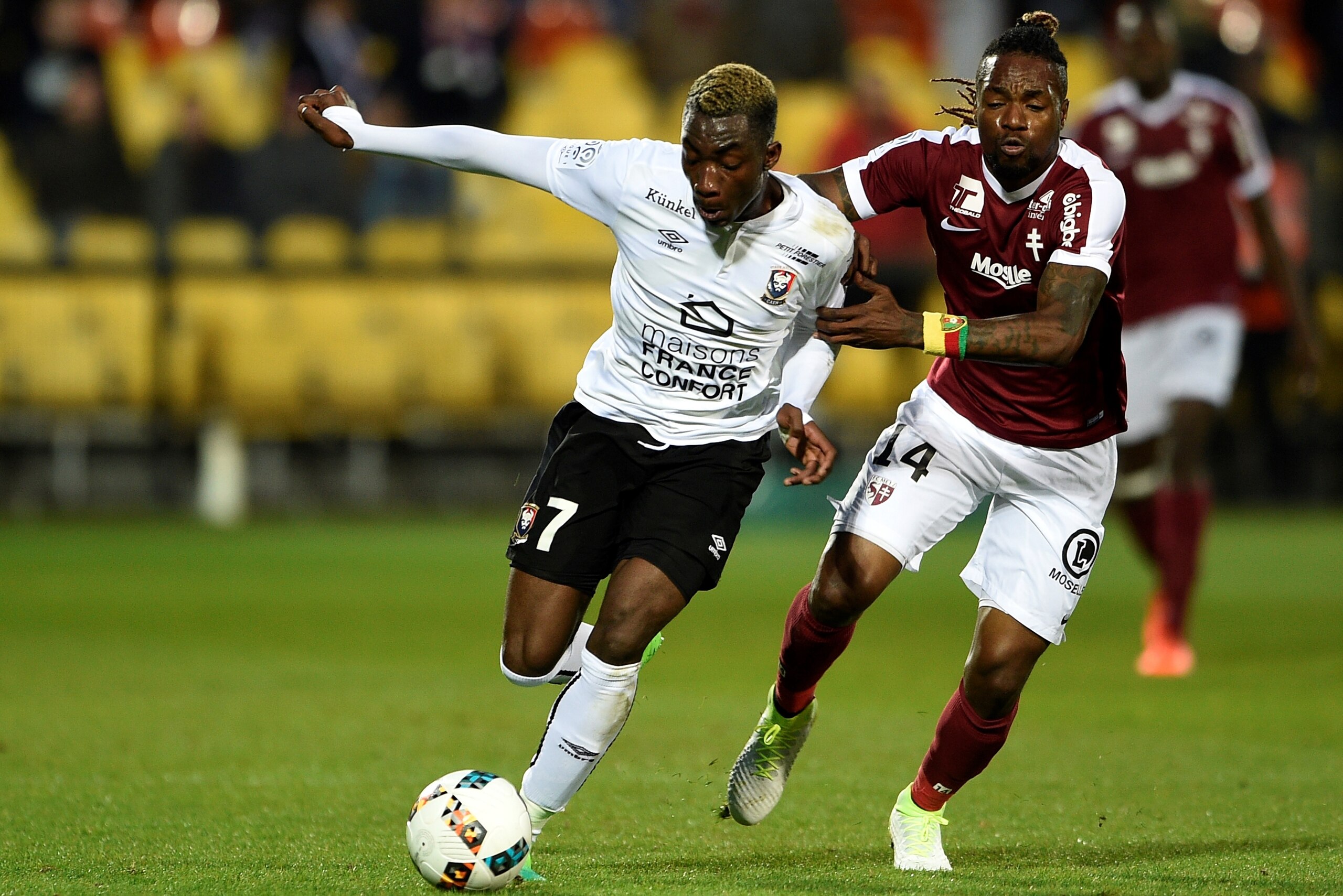 Metz' Cameroonian midfielder Georges Mandjeck  (R) vies for the ball with Caen's French forward Yann Karamoh during the French L1 football match between Metz (FCM) and Caen (SMC) on April 15, 2017 at Saint Symphorien stadium in Metz, eastern France. / AFP