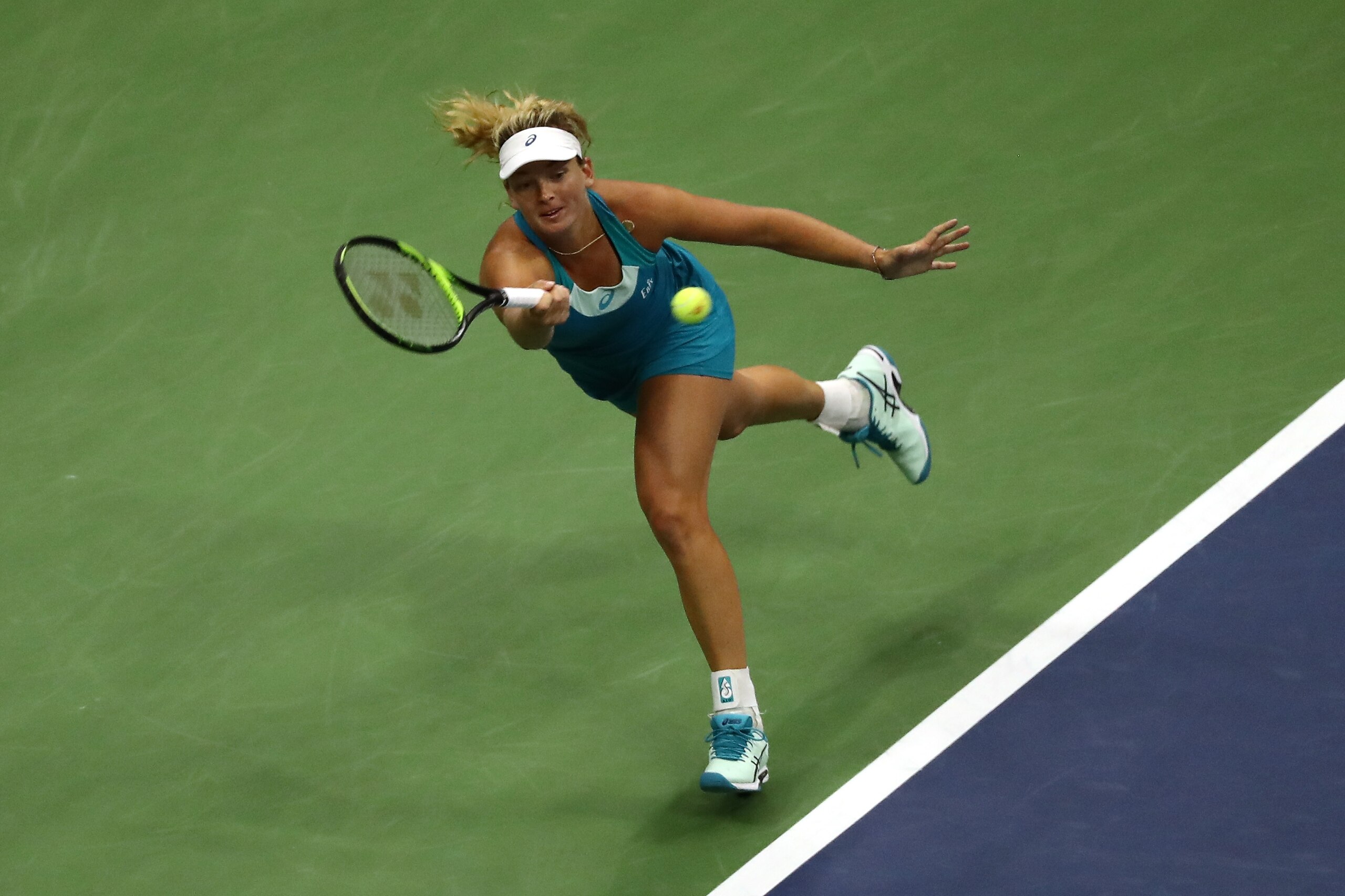NEW YORK, NY - SEPTEMBER 06: CoCo Vandeweghe of the United States returns a shot against Karolina Pliskova of Czech Republic during their Women's Singles Quarterfinal match on Day Ten of the 2017 US Open at the USTA Billie Jean King National Tennis Cente NEW YORK, NY - SEPTEMBER 06: CoCo Vandeweghe of the United States returns a shot against Karolina Pliskova of Czech Republic during their Women's Singles Quarterfinal match on Day Ten of the 2017 US Open at the USTA Billie Jean King National Tennis Cente