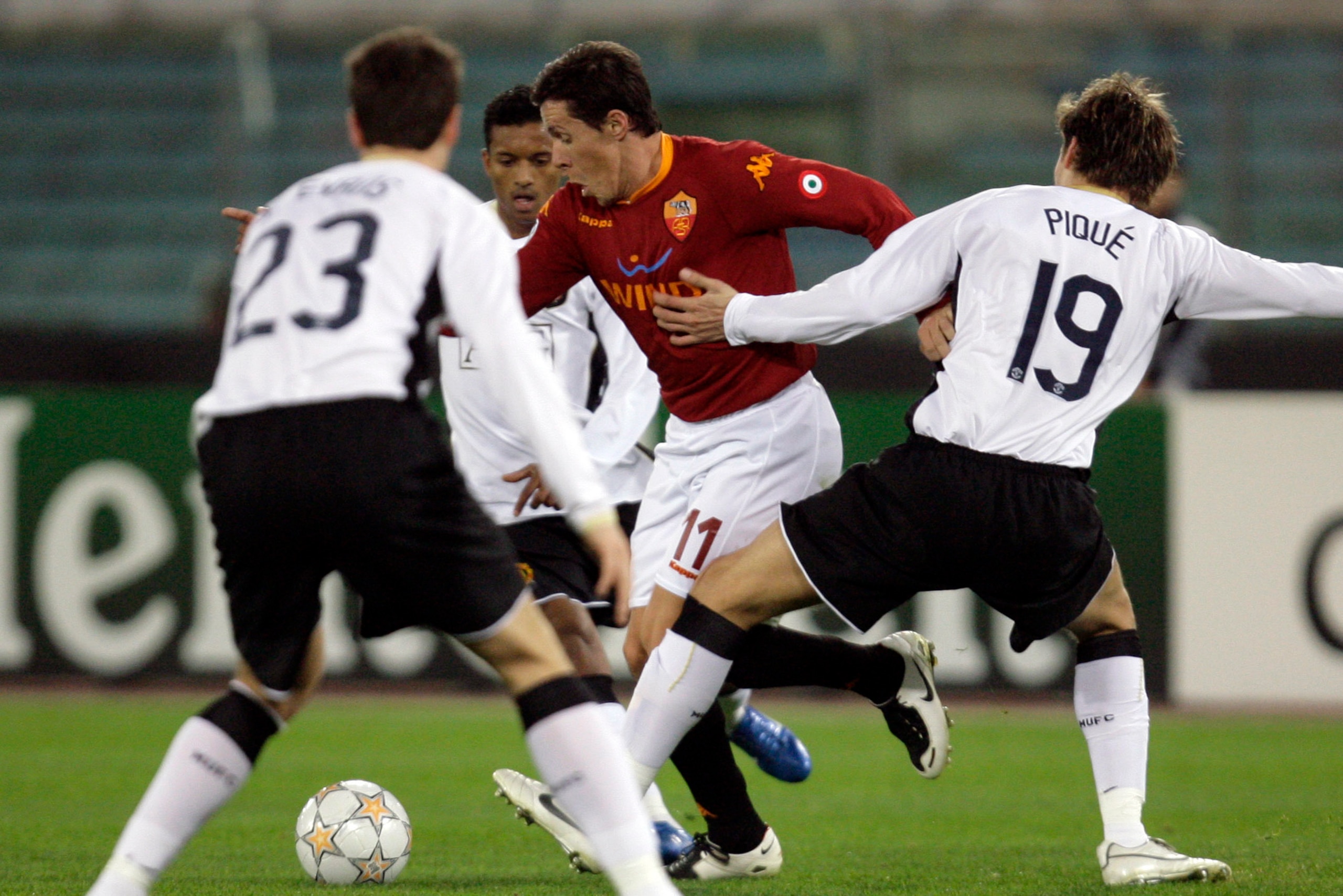 Evans and Pique in action together for United.