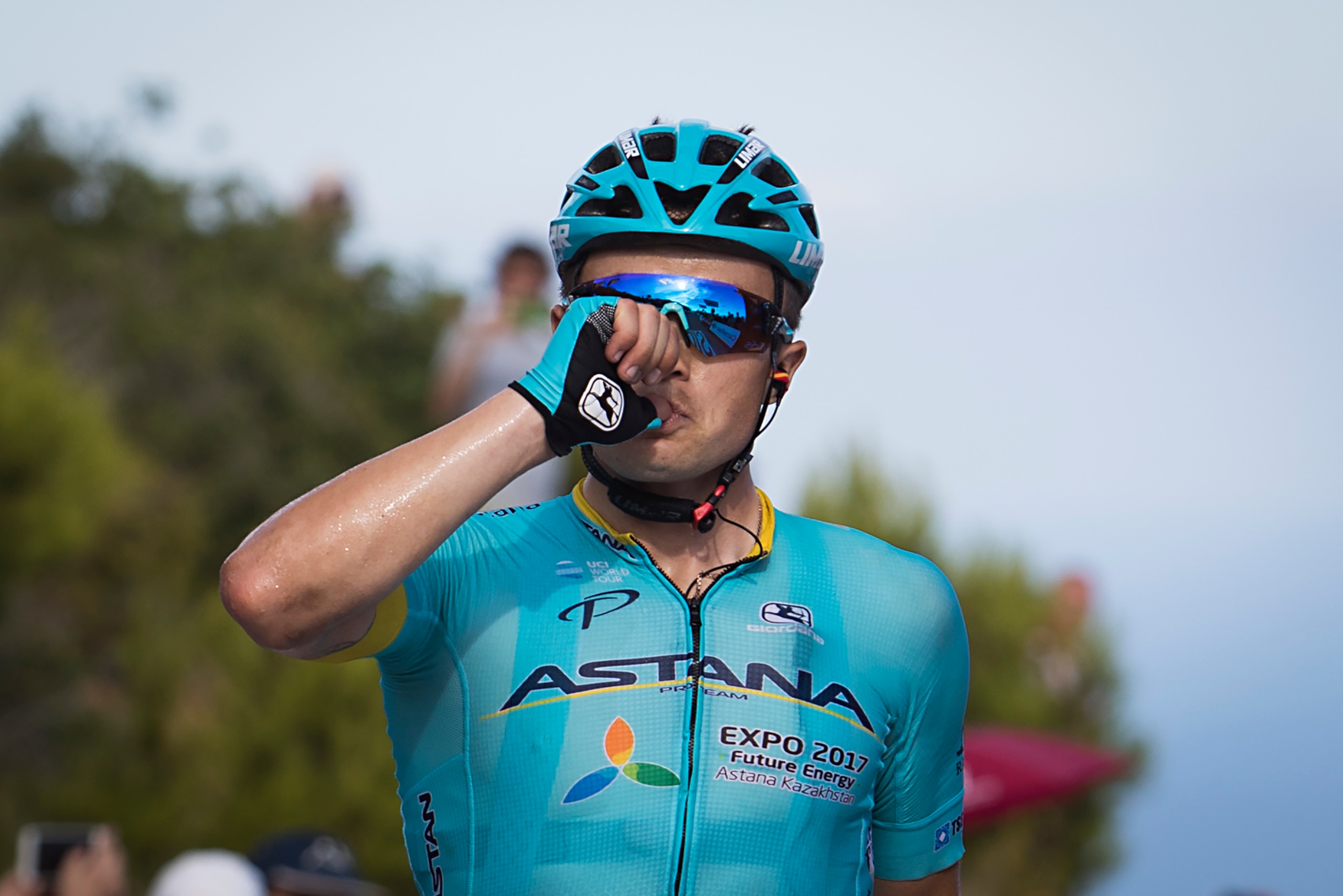Kazakhstan's Alexey Lutsenko of team Astana celebrates as he crosses the finish line to win the 5th stage of the 72nd edition of 'La Vuelta' Tour of Spain cycling race, a 175,7km route between Benicassim to Alcoceber on August 23, 2017. / AFP PHOTO / JAIM