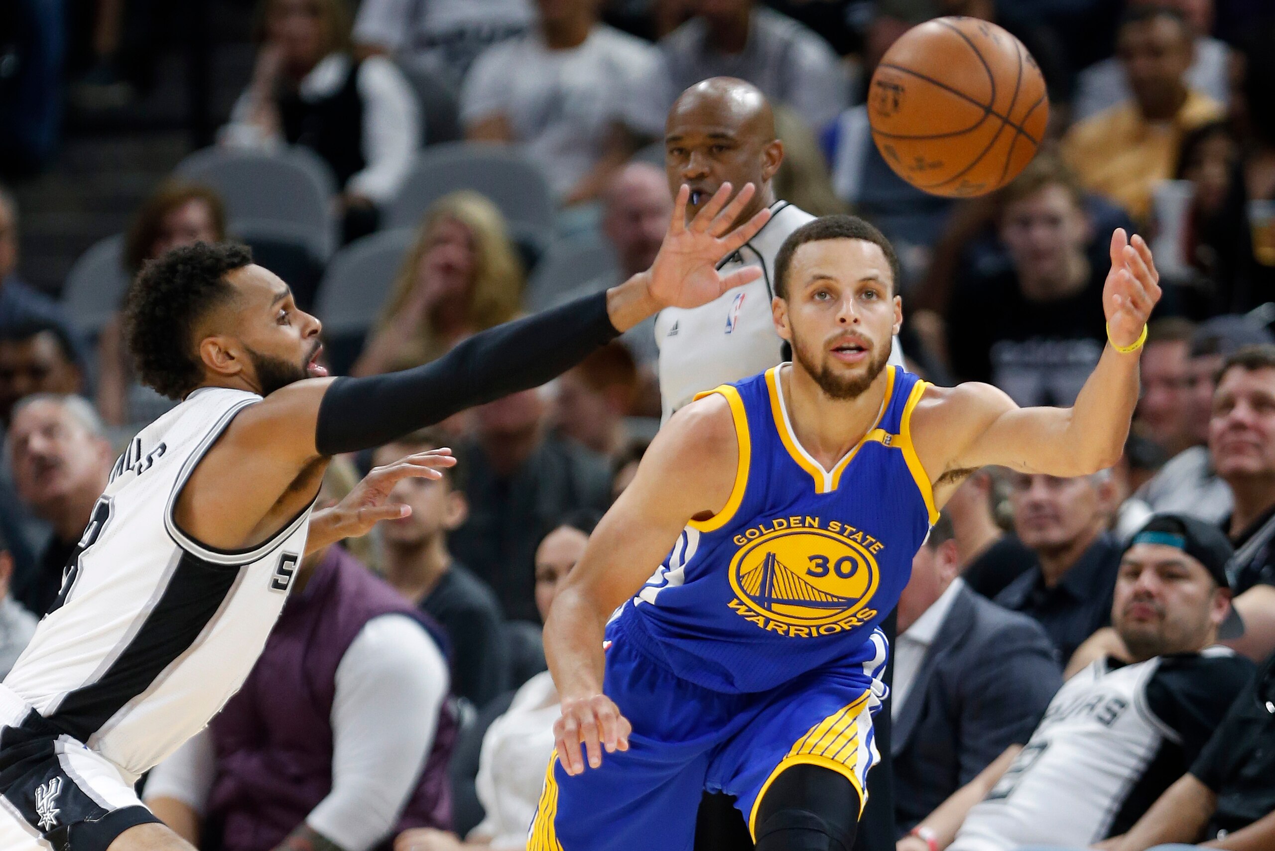 SAN ANTONIO,TX - MARCH 29:  Patty Mills #8 of the San Antonio Spurs tries to steal the ball from Stephen Curry #30 of the Golden State Warriors at AT&T Center on March 29, 2017 in San Antonio, Texas.  NOTE TO USER: User expressly acknowledges and agrees t