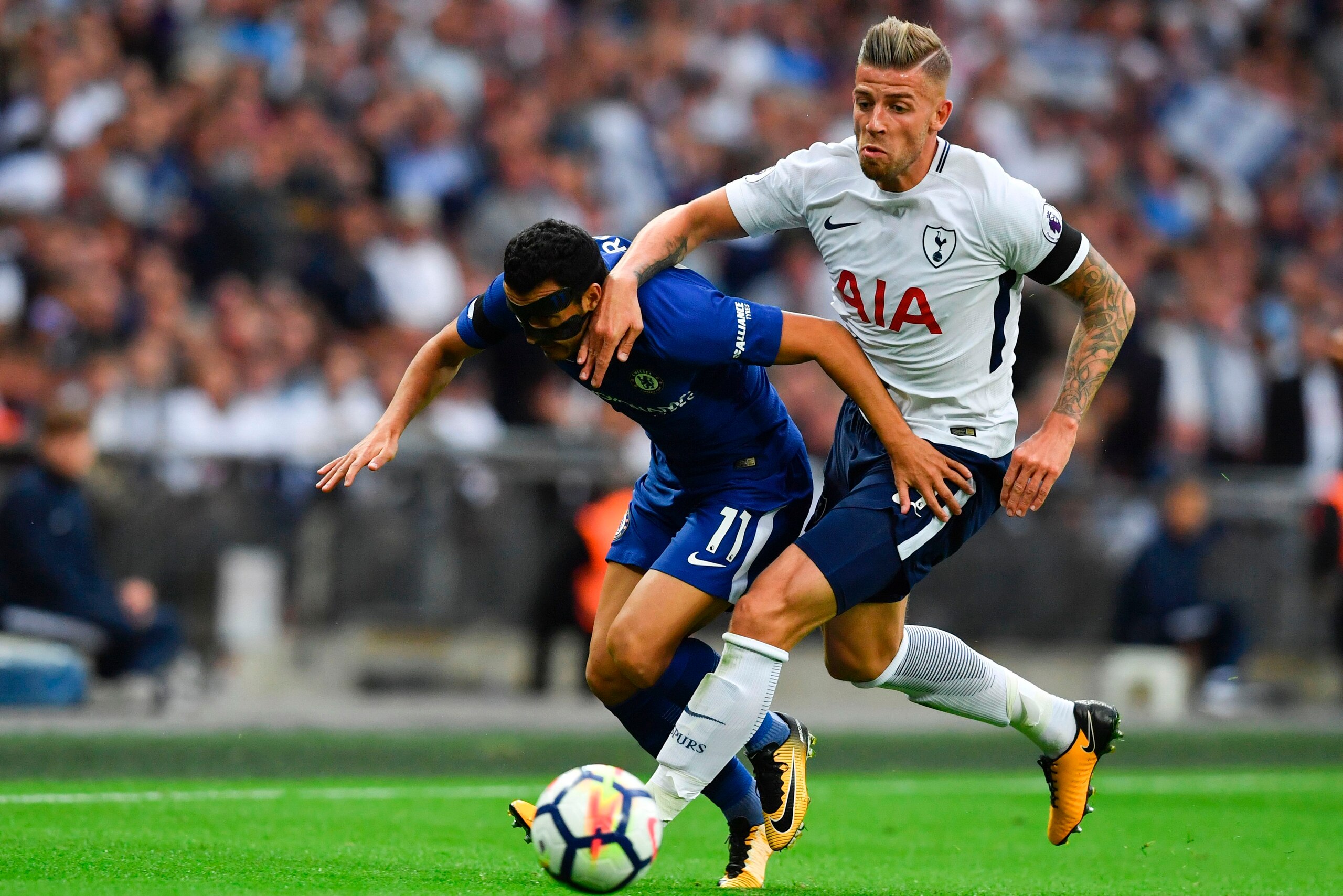 Chelsea's Spanish midfielder Pedro (L) vies with Tottenham Hotspur's Belgian defender Toby Alderweireld during the English Premier League football match between Tottenham Hotspur and Chelsea at Wembley Stadium in London, on August 20, 2017. / AFP PHOTO / 