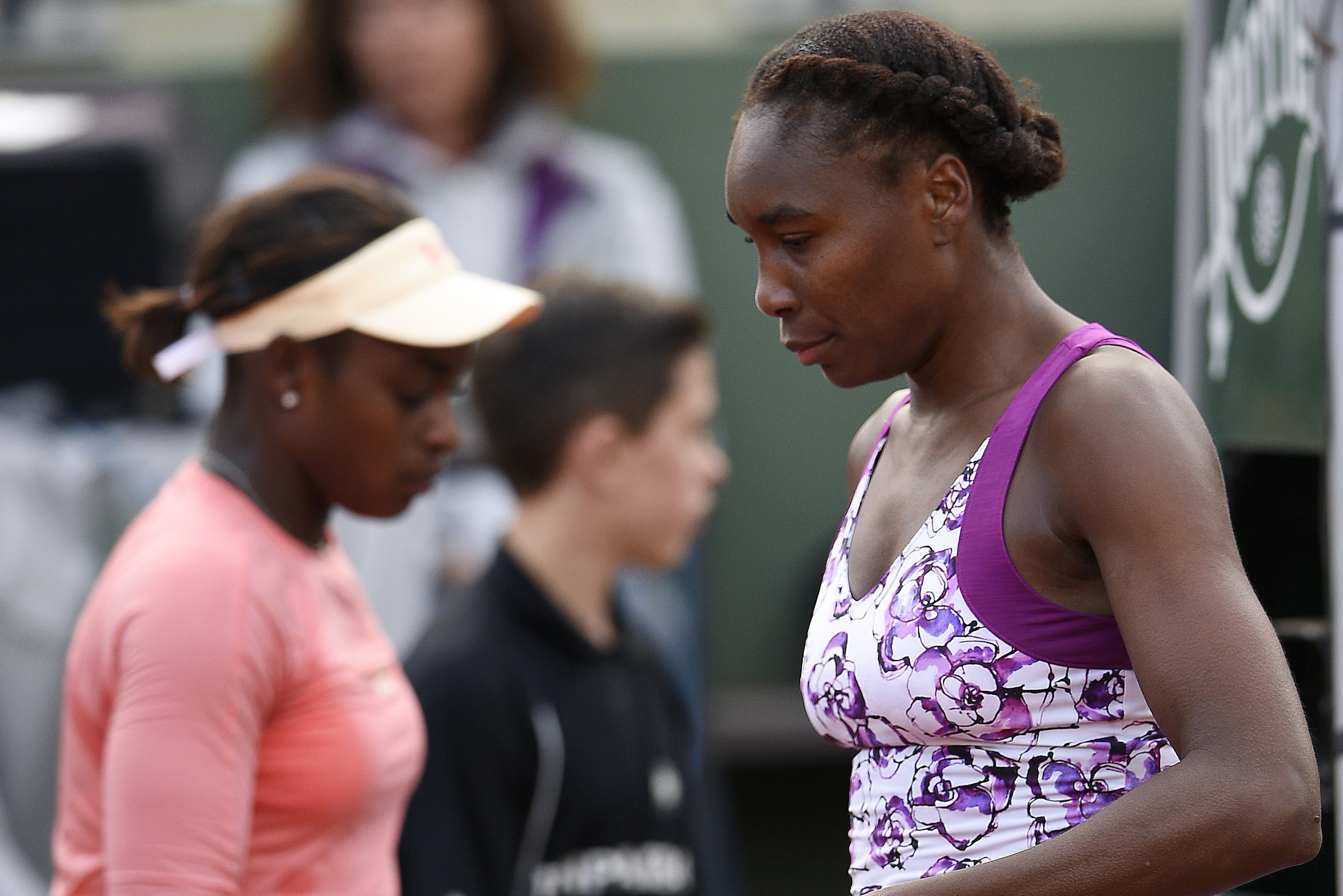 US Sloane Stephens and US Venus Williams (R) change sides during the women's first round at the Roland Garros 2015 French Tennis Open in Paris on May 25, 2015. AFP PHOTO / MIGUEL MEDINA (Photo credit should read MIGUEL MEDINA/AFP/Getty Images) US Sloane Stephens and US Venus Williams (R) change sides during the women's first round at the Roland Garros 2015 French Tennis Open in Paris on May 25, 2015. AFP PHOTO / MIGUEL MEDINA (Photo credit should read MIGUEL MEDINA/AFP/Getty Images)