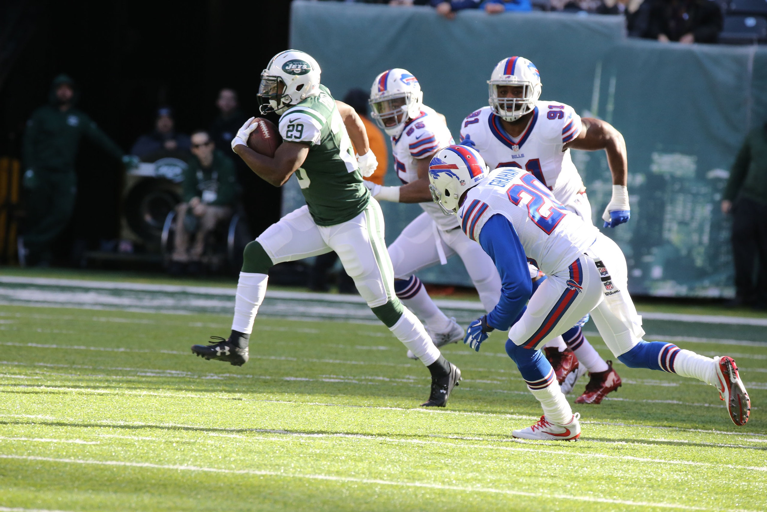 EAST RUTHERFORD, NJ - JANUARY 01:Running Back Bilal Powell #29 of the New York Jets has a long gain against the Buffalo Bills at MetLife Stadium on January 1, 2017 in East Rutherford, New Jersey. (Photo by Al Pereira/Getty Images)