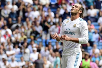 Real Madrid's Welsh forward Gareth Bale gestures after missing a goal during the Spanish Liga football match Real Madrid vs Levante at the Santiago Bernabeu stadium in Madrid on September 9, 2017. / AFP PHOTO / PIERRE-PHILIPPE MARCOU        (Photo credit 