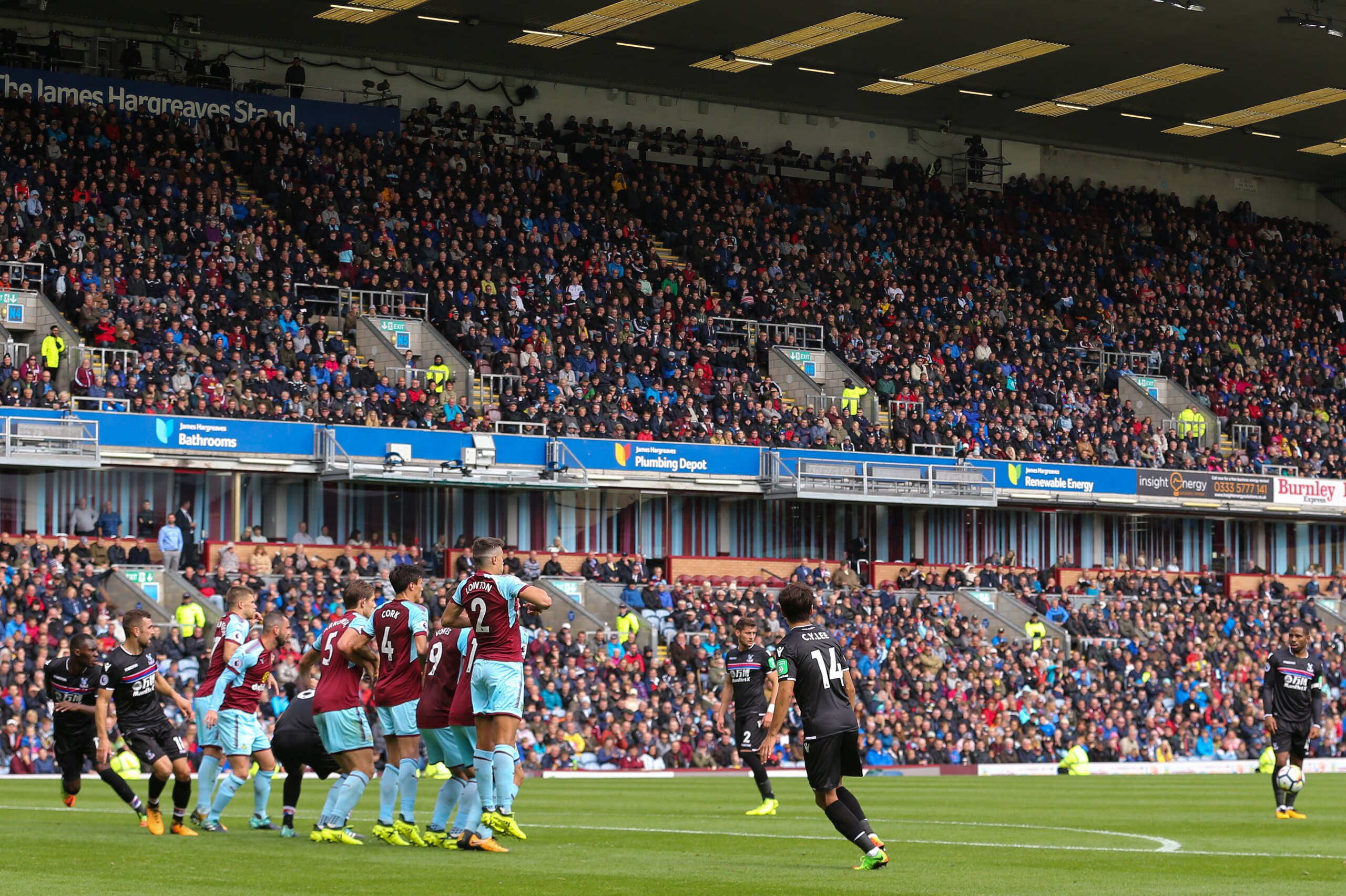 BURNLEY, ENGLAND - SEPTEMBER 10: Yohan Cabaye of Crystal Palace takes a free kick during the Premier League match between Burnley and Crystal Palace at Turf Moor on September 10, 2017 in Burnley, England. (Photo by Robbie Jay Barratt - AMA/Getty Images)