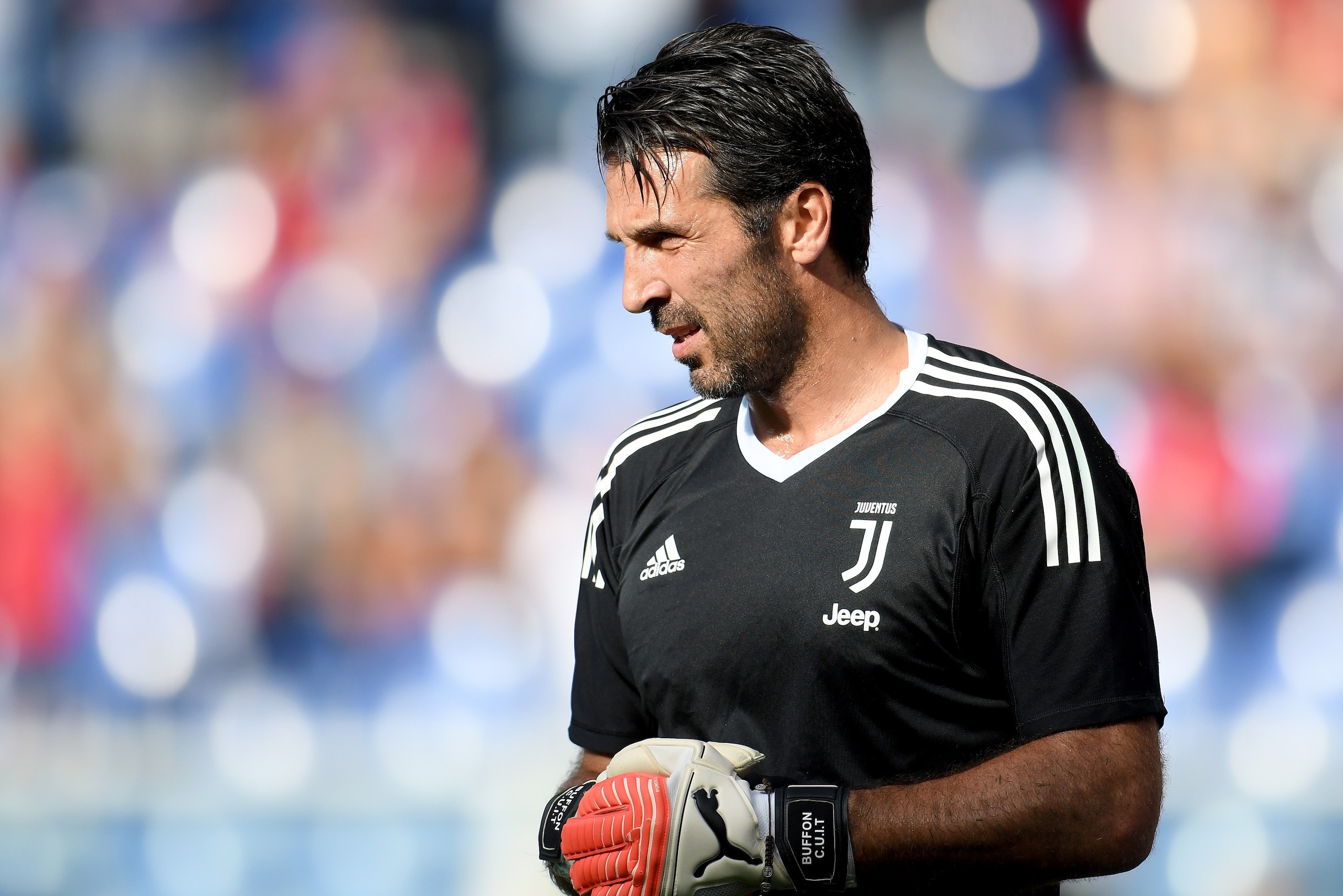 GENOA, ITALY - AUGUST 26:  Gianluigi Buffon of Juventus FC warms up prior to the Serie A match between Genoa CFC and Juventus at Stadio Luigi Ferraris on August 26, 2017 in Genoa, Italy.  (Photo by Claudio Villa./Getty Images)