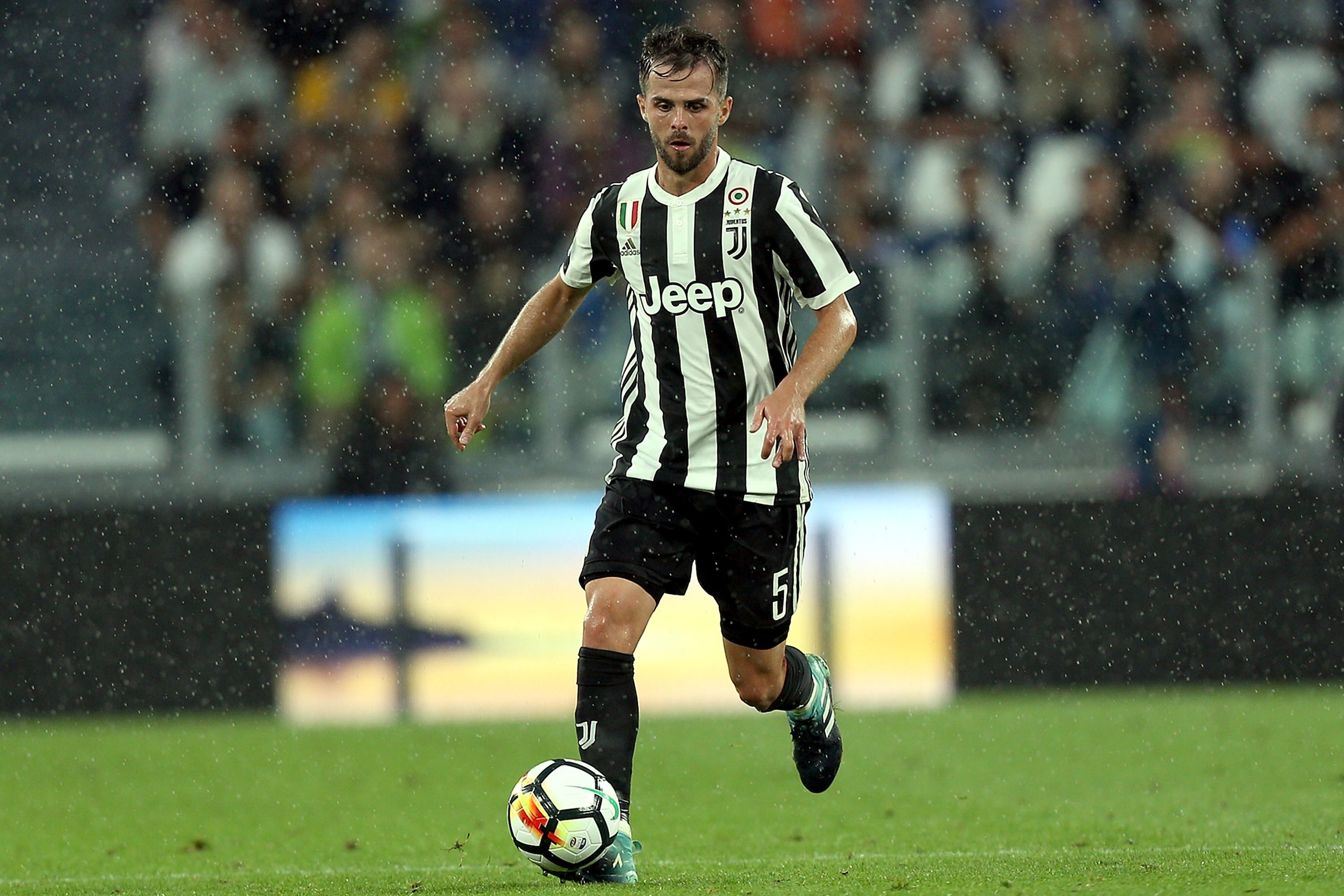 TURIN, ITALY - SEPTEMBER 09: Miralem Pjanic of Juventus FC in action during the Serie A match between Juventus and AC Chievo Verona on September 9, 2017 in Turin, Italy.  (Photo by Gabriele Maltinti/Getty Images)