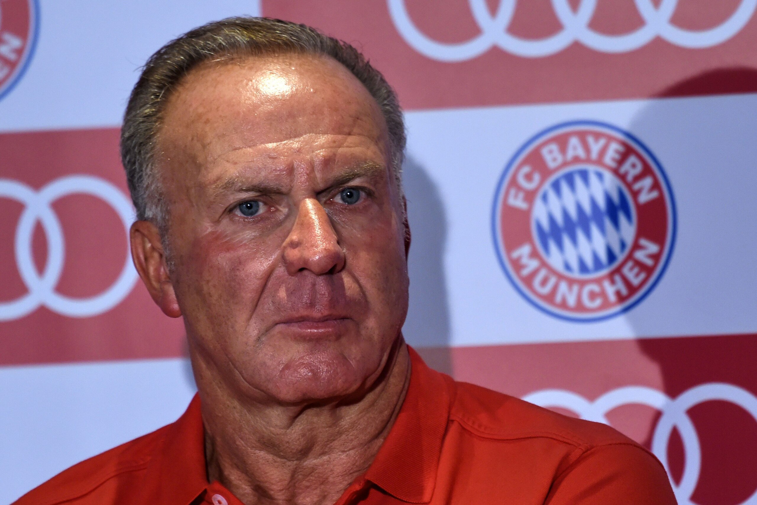 Executive board chairman of FC Bayern Karl-Heinz Rummenigge attends a press conference in Singapore on July 27, 2017 during the International Champions Cup football tournament. / AFP PHOTO / ROSLAN RAHMAN (Photo credit should read ROSLAN RAHMAN/AFP Executive board chairman of FC Bayern Karl-Heinz Rummenigge attends a press conference in Singapore on July 27, 2017 during the International Champions Cup football tournament. / AFP PHOTO / ROSLAN RAHMAN (Photo credit should read ROSLAN RAHMAN/AFP