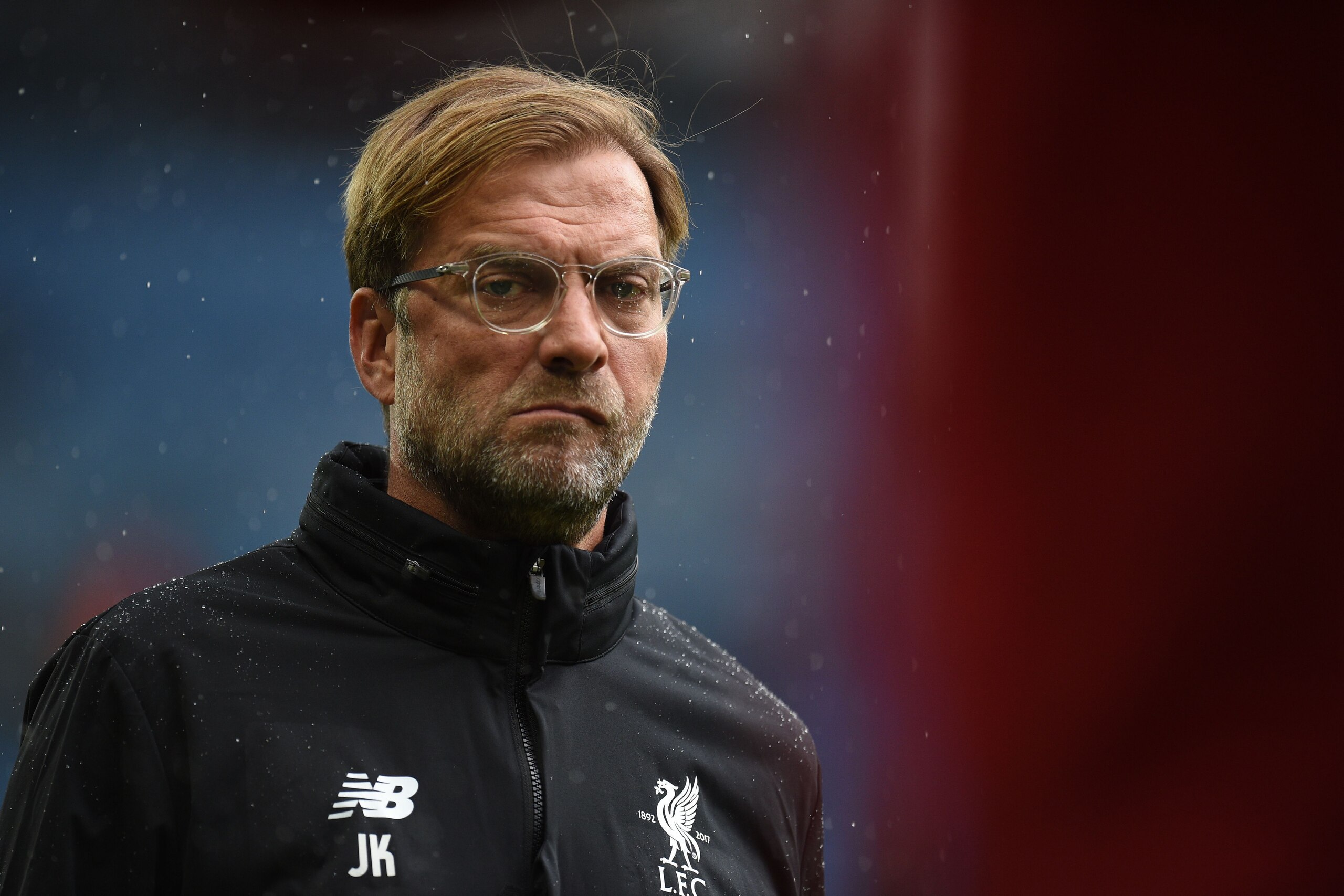 Liverpool's German manager Jurgen Klopp in the rain ahead of the English Premier League football match between Manchester City and Liverpool at the Etihad Stadium in Manchester, north west England, on September 9, 2017. / AFP PHOTO / Oli SCARFF / RESTRICT