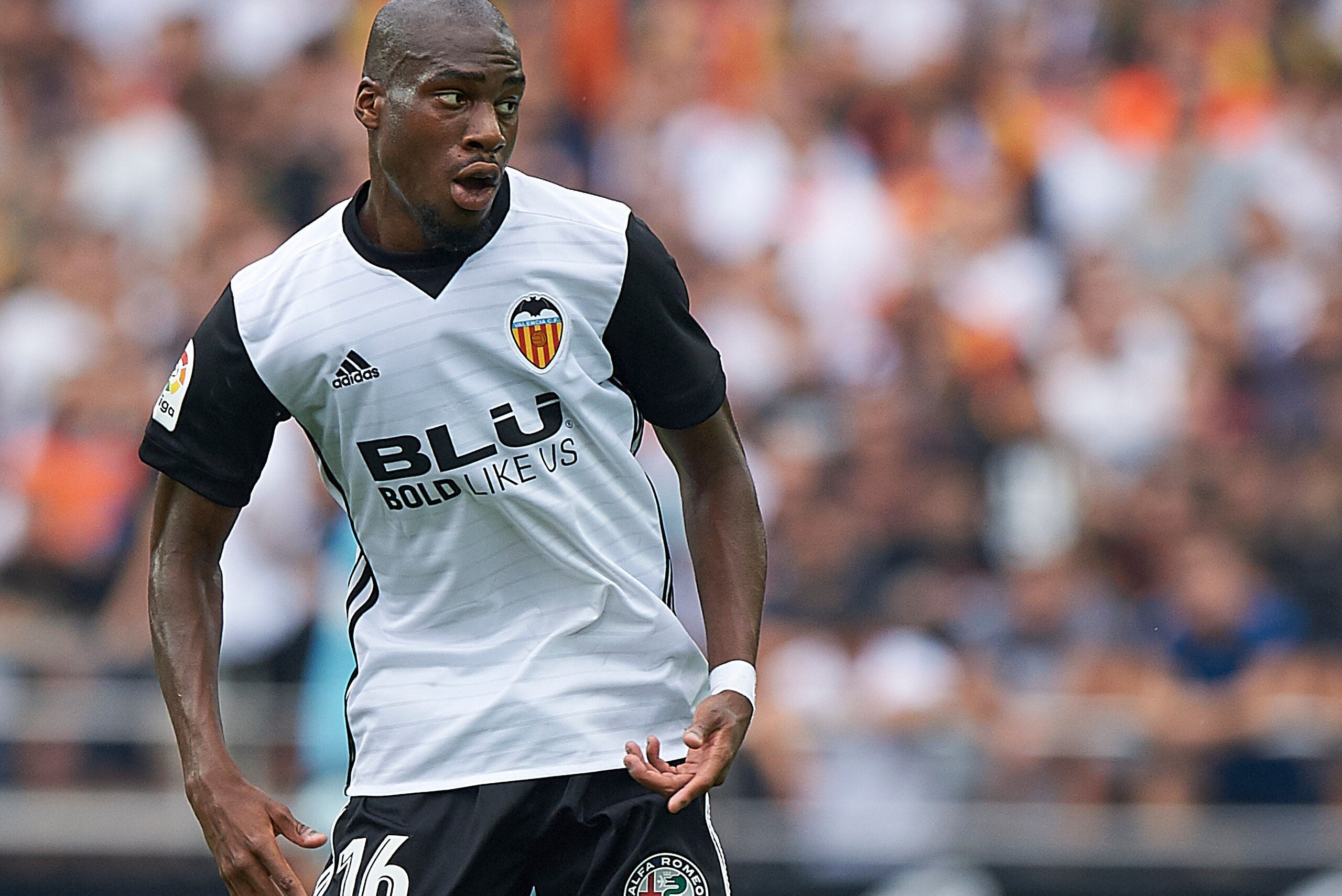 VALENCIA, SPAIN - SEPTEMBER 09: Geoffrey Kondogbia of Valencia in action during the La Liga match between Valencia and Atletico Madrid at on September 9, 2017 in Valencia, . (Photo by fotopress/Getty Images) VALENCIA, SPAIN - SEPTEMBER 09: Geoffrey Kondogbia of Valencia in action during the La Liga match between Valencia and Atletico Madrid at on September 9, 2017 in Valencia, . (Photo by fotopress/Getty Images)