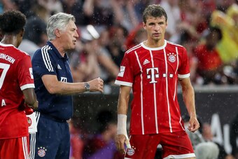 MUNICH, GERMANY - AUGUST 01: Head coach Carlo Ancelotti of Munich speak with Thomas Mueller of Munich during the Audi Cup 2017 match between Bayern Muenchen and Liverpool FC at Allianz Arena on August 1, 2017 in Munich, Germany. (Photo by TF-Images/TF-Ima