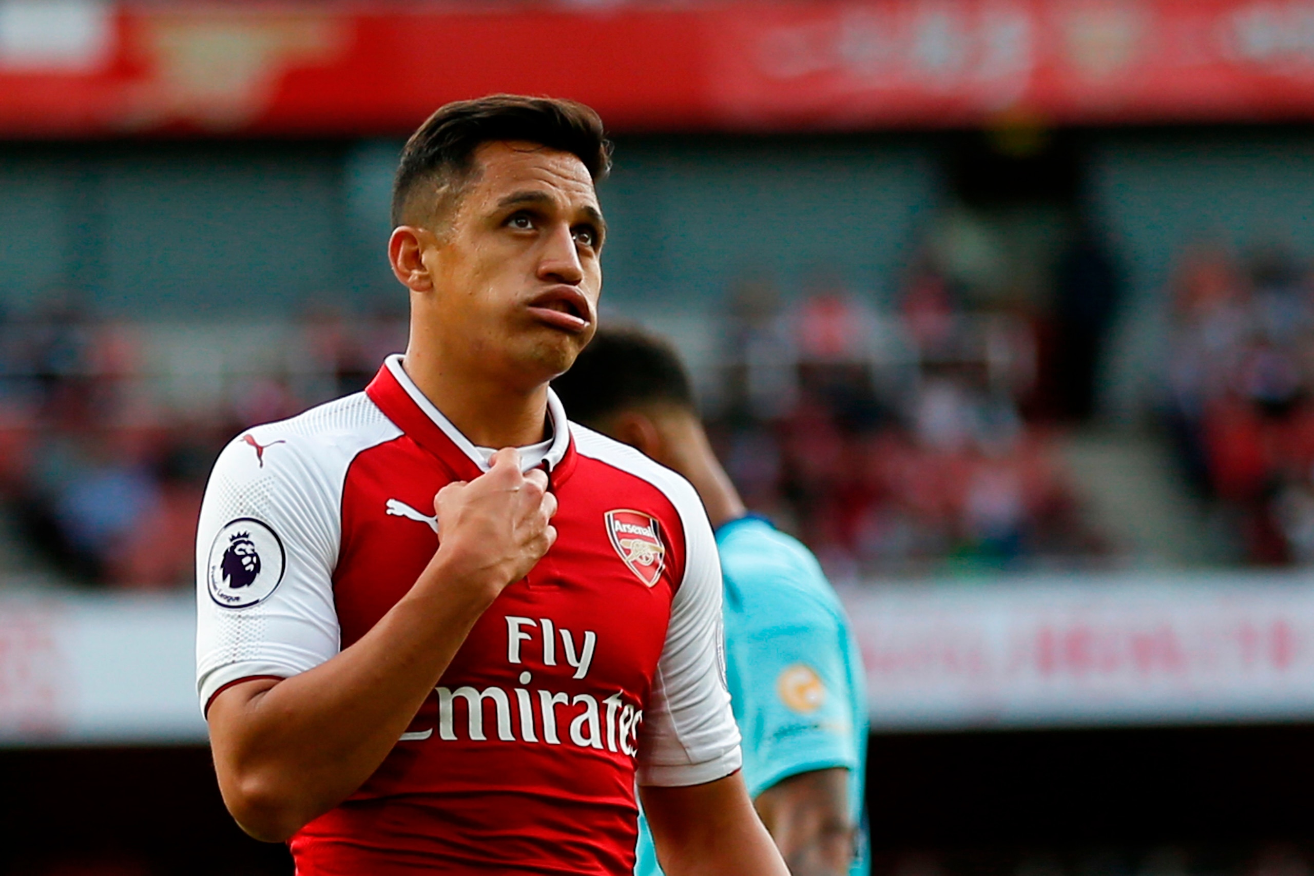 Arsenal's Chilean striker Alexis Sanchez gestures during the English Premier League football match between Arsenal and Bournemouth at the Emirates Stadium in London on September 9, 2017. / AFP PHOTO / Ian KINGTON / RESTRICTED TO EDITORIAL USE. No use with