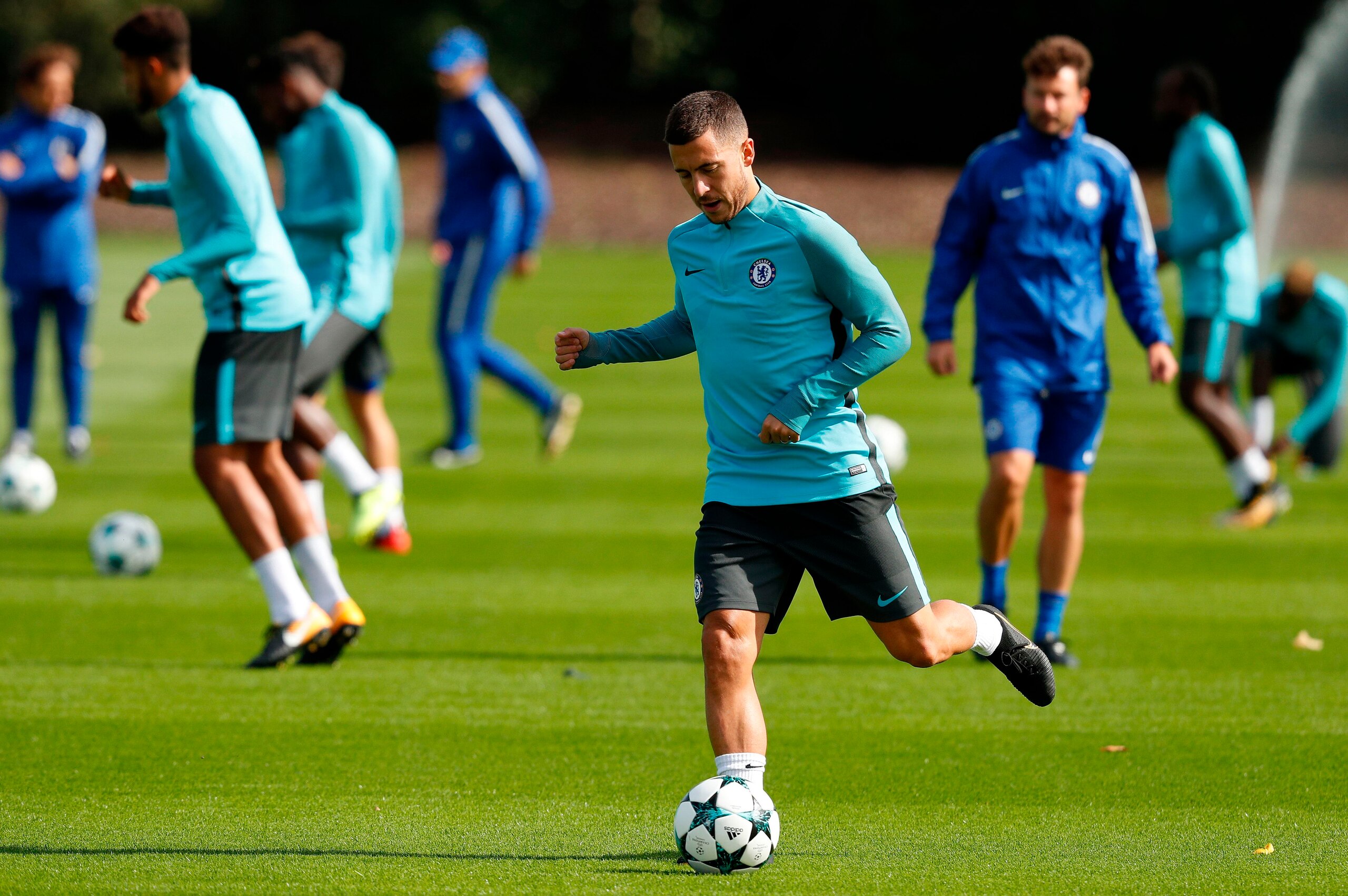 Chelsea's Belgian midfielder Eden Hazard attends a team training session at Chelsea's Cobham training facility in Stoke D'Abernon, southwest of London, on September 11, 2017, on the eve of their UEFA Champions League Group C football match FQ Qarabag.
/ Chelsea's Belgian midfielder Eden Hazard attends a team training session at Chelsea's Cobham training facility in Stoke D'Abernon, southwest of London, on September 11, 2017, on the eve of their UEFA Champions League Group C football match FQ Qarabag.
/