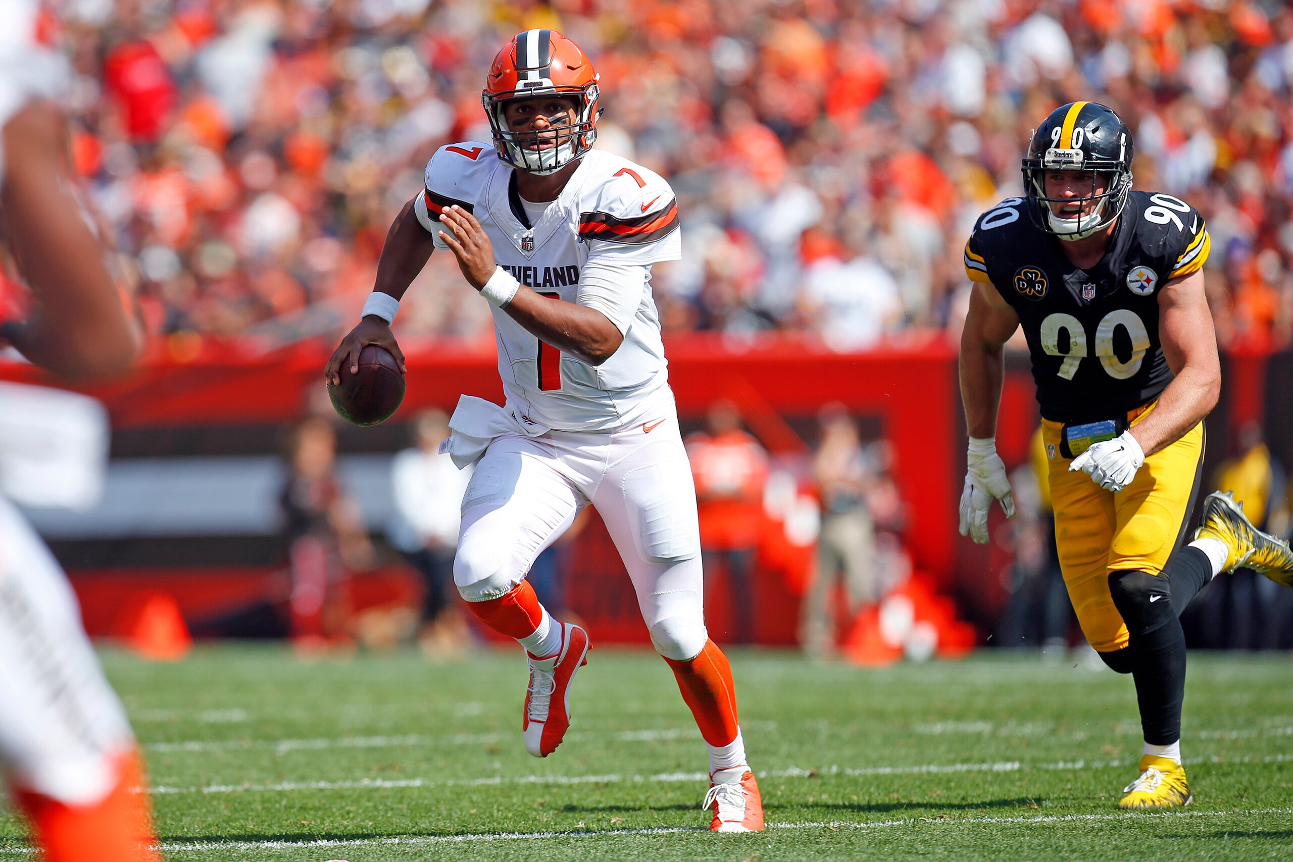 CLEVELAND, OH - SEPTEMBER 10:  DeShone Kizer #7 of the Cleveland Browns in action against the Pittsburgh Steelers at FirstEnergy Stadium on September 10, 2017 in Cleveland, Ohio. (Photo by Justin K. Aller/Getty Images)