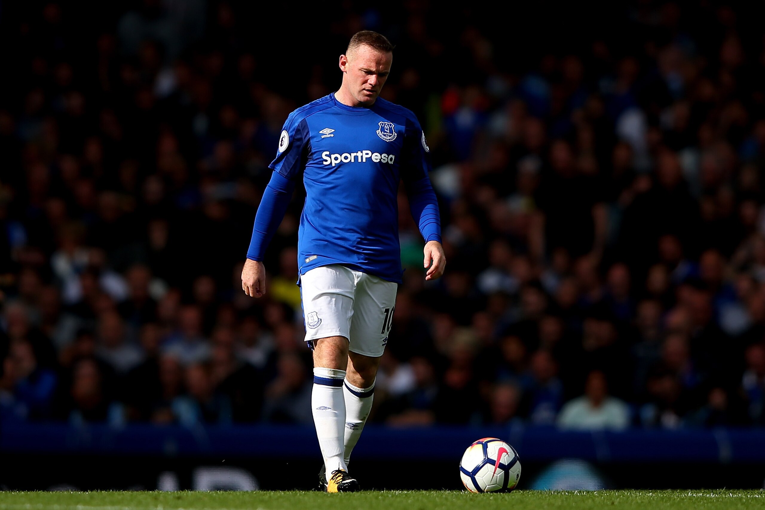 LIVERPOOL, ENGLAND - SEPTEMBER 09: Wayne Rooney of Everton is dejected during the Premier League match between Everton and Tottenham Hotspur at Goodison Park on September 9, 2017 in Liverpool, England.  (Photo by Alex Livesey/Getty Images)