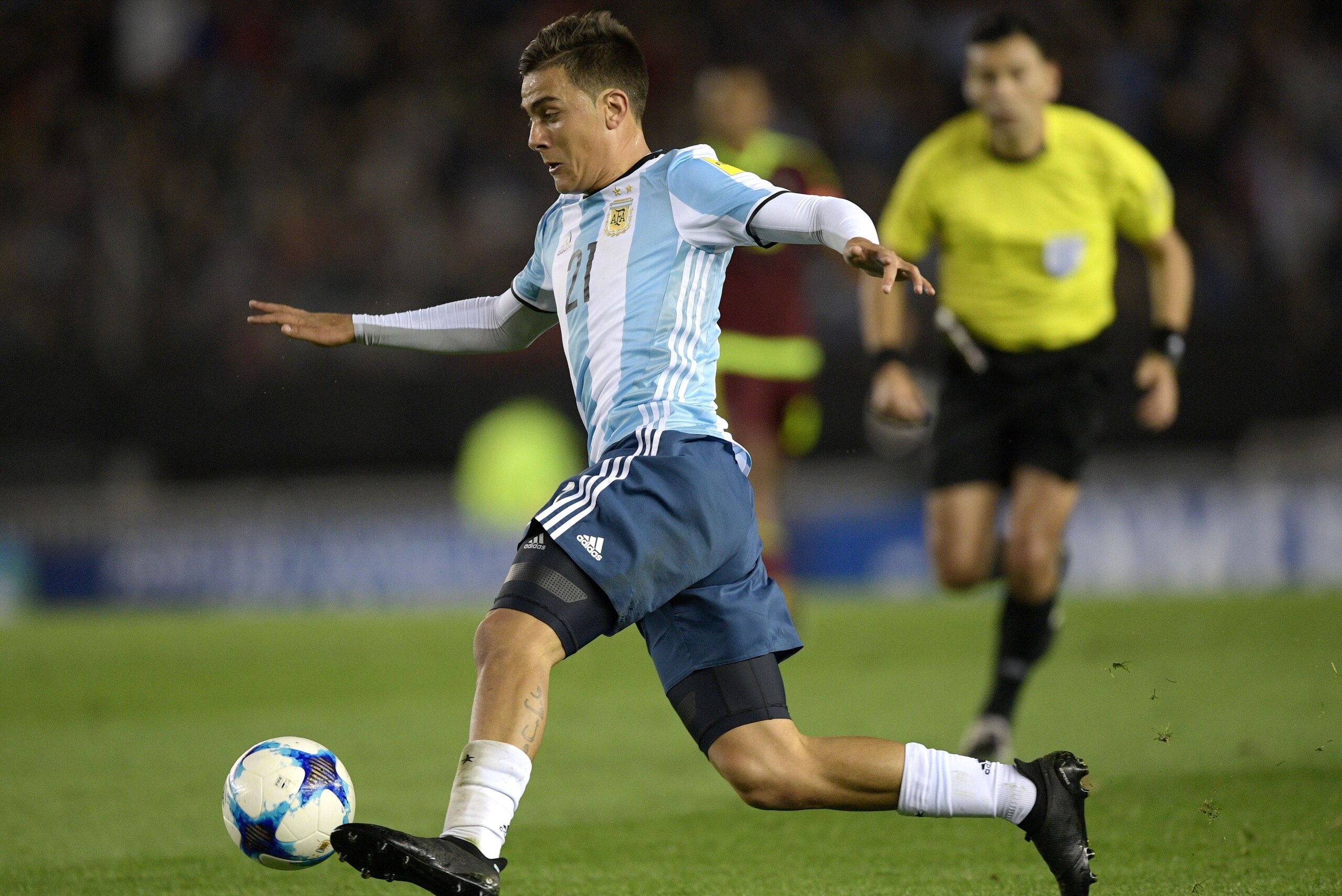 Argentina's Paulo Dybala controls the ball during their 2018 World Cup qualifier football match against Venezuela in Buenos Aires, on September 5, 2017. / AFP PHOTO / Juan Mabromata        (Photo credit should read JUAN MABROMATA/AFP/Getty Images)