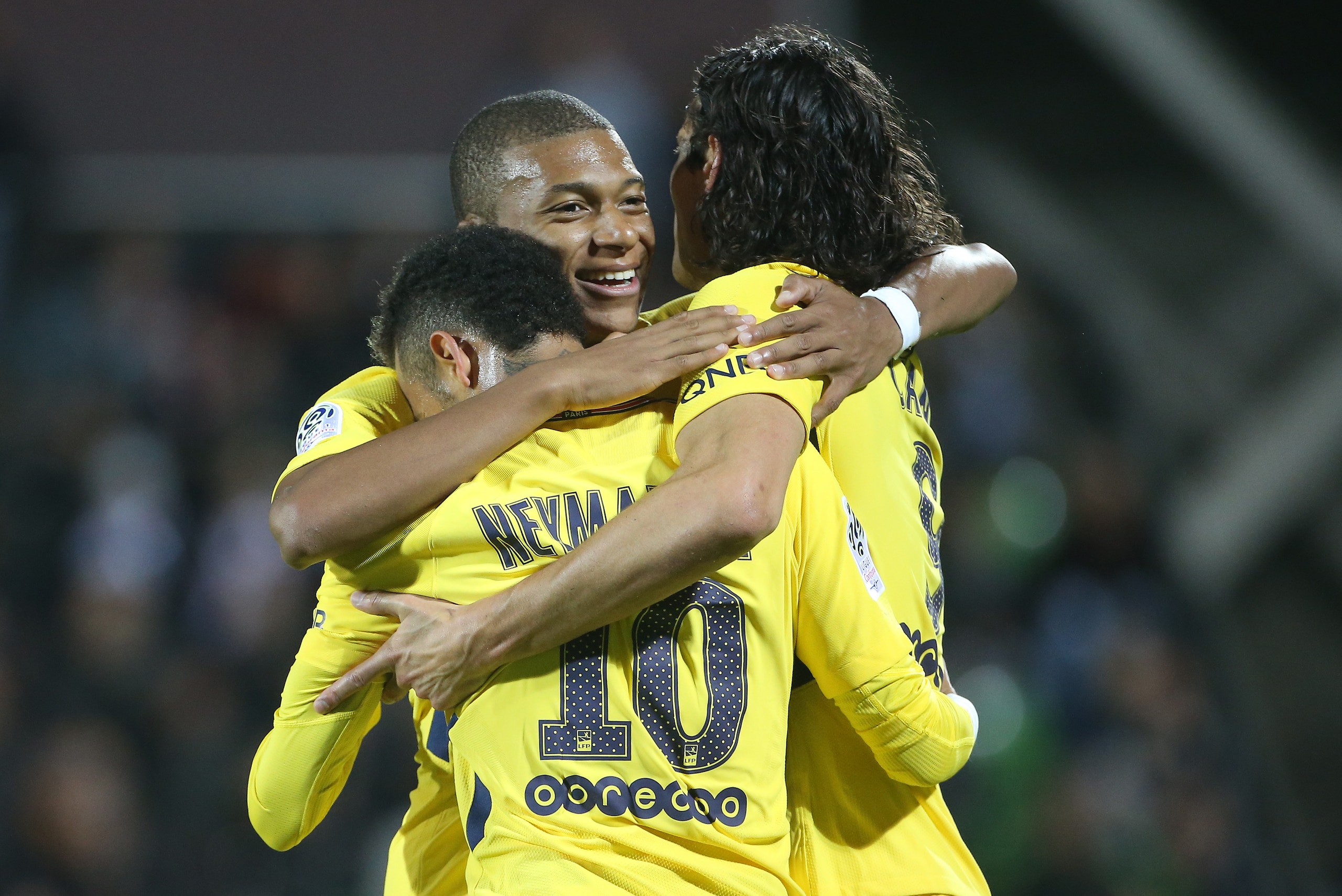 METZ, FRANCE - SEPTEMBER 8: Neymar Jr of PSG celebrates his goal with Kylian Mbappe, Edinson Cavani during the French Ligue 1 match between FC Metz and Paris Saint Germain (PSG) at Stade Saint-Symphorien on September 9, 2017 in Metz, France. (Photo by Jea