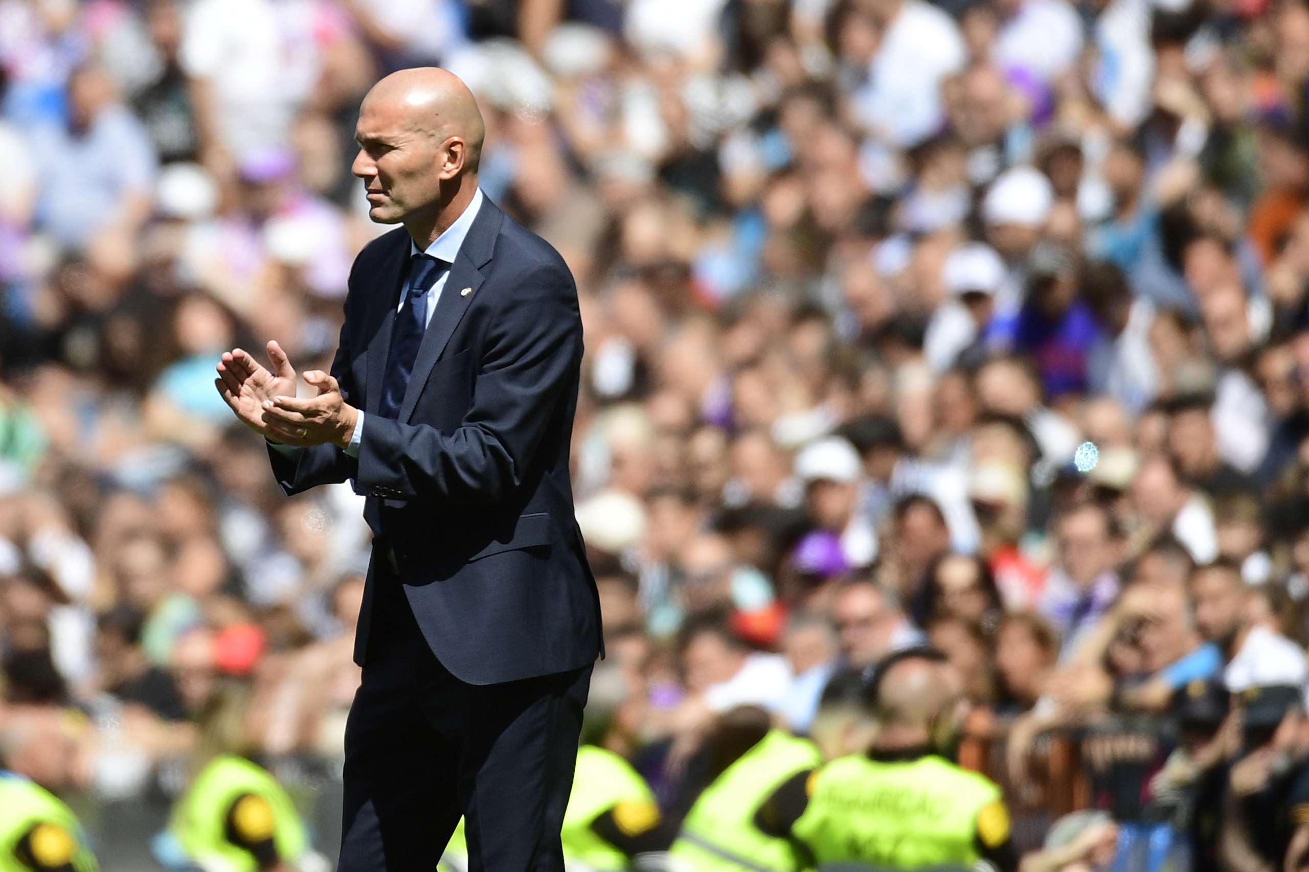 Real Madrid's French coach Zinedine Zidane applauds during the Spanish Liga football match Real Madrid vs Levante at the Santiago Bernabeu stadium in Madrid on September 9, 2017. / AFP PHOTO / PIERRE-PHILIPPE MARCOU        (Photo credit should read PIERRE