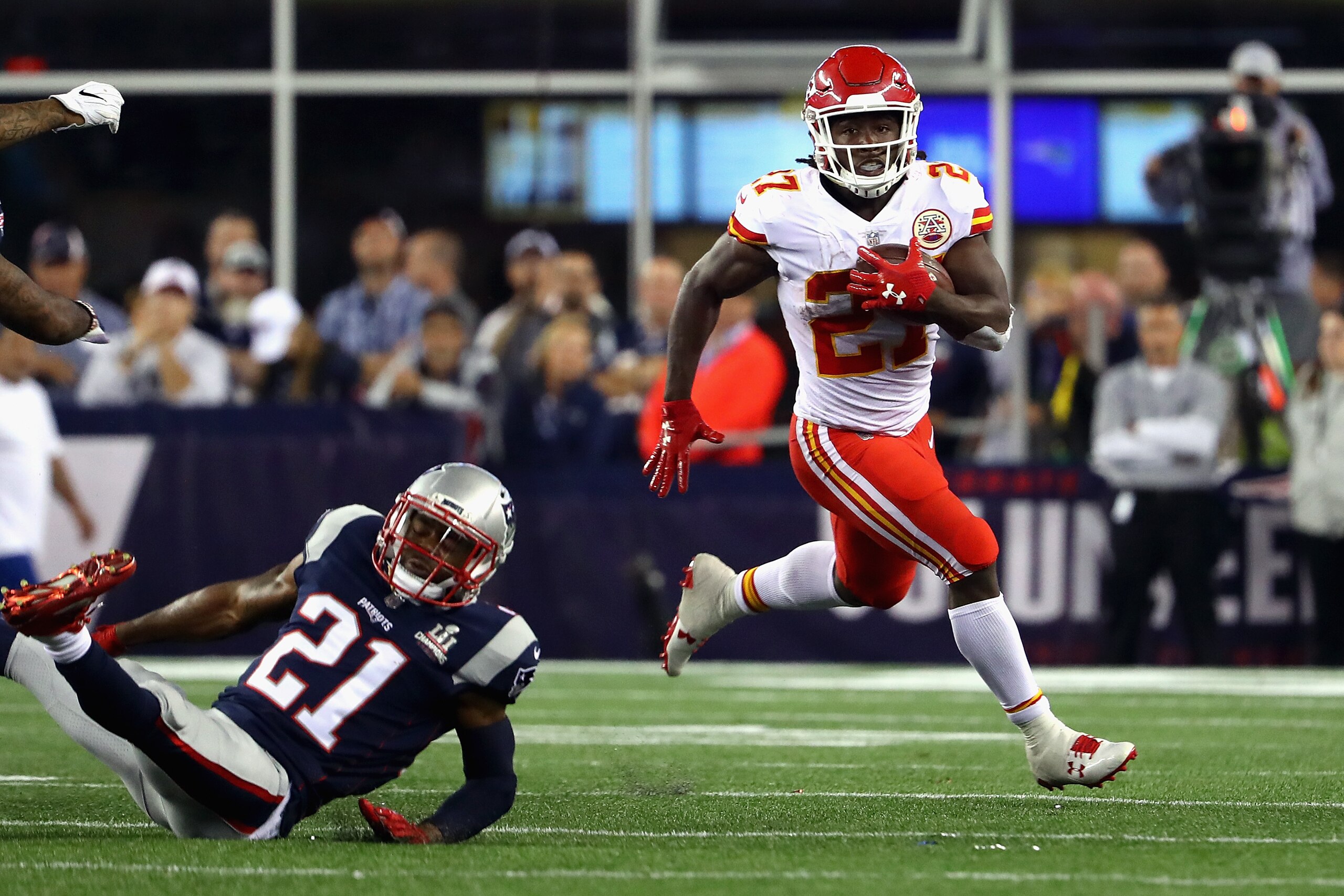 FOXBORO, MA - SEPTEMBER 07:  Kareem Hunt #27 of the Kansas City Chiefs runs the ball during the second half against the New England Patriots at Gillette Stadium on September 7, 2017 in Foxboro, Massachusetts.  (Photo by Adam Glanzman/Getty Images)