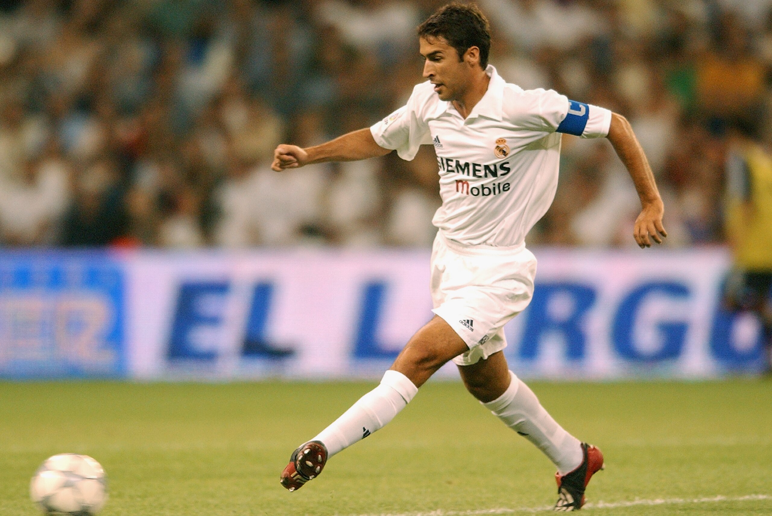 MADRID - 4 AUGUST: Raul of Real Madrid in action during the Real Madrid Centenary Tournament Final between Real Madrid and Bayern Munich at the Santiago Bernabeu Stadium in Madrid, Spain on August 4, 2002. (photo by Shaun Botterill/Getty Images) MADRID - 4 AUGUST: Raul of Real Madrid in action during the Real Madrid Centenary Tournament Final between Real Madrid and Bayern Munich at the Santiago Bernabeu Stadium in Madrid, Spain on August 4, 2002. (photo by Shaun Botterill/Getty Images)